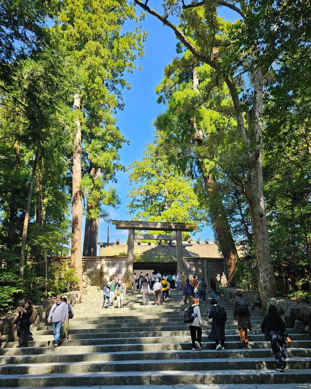 杉山由紀子さんのインスタグラム写真 - (杉山由紀子Instagram)「📍伊勢神宮 内宮 (三重県)  とにかく全てが素晴らしかった。 天気も空も不思議な空気で...✨  タイミングもすべてばっちりな感じがした♡  本当に特別参拝できてよかった✨✨  他の投稿は ⏩ #yukiko__trip ⏩ @yukikosugiyama 良かった投稿にはいいね( ｀・∀・´)ﾖﾛｼｸ🎶  #伊勢 #伊勢神宮 #三重県 #神社巡り #内宮 #外宮 #運 #縁 #氣 #ise #isejingu #jingu」10月19日 10時55分 - yukikosugiyama