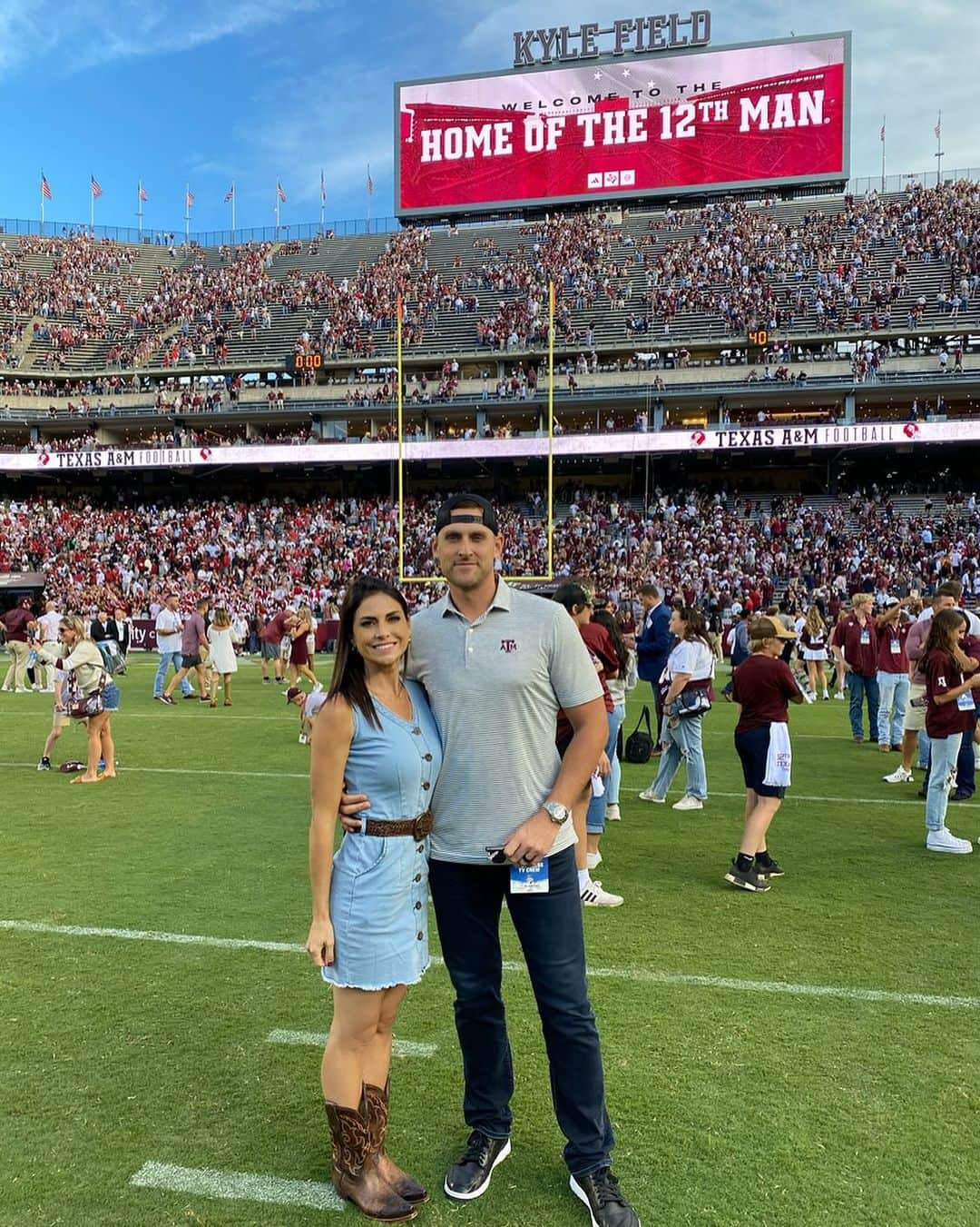 ジェニー・デルのインスタグラム：「#FunFact @willmiddlebrooks_ was committed to Texas A&M to play Football & Baseball, but then he was drafted by the @redsox directly out of High School. It was fun to share my first #KyleField experience with him! @aggiefootball is special, but I think he made the right choice 😉」