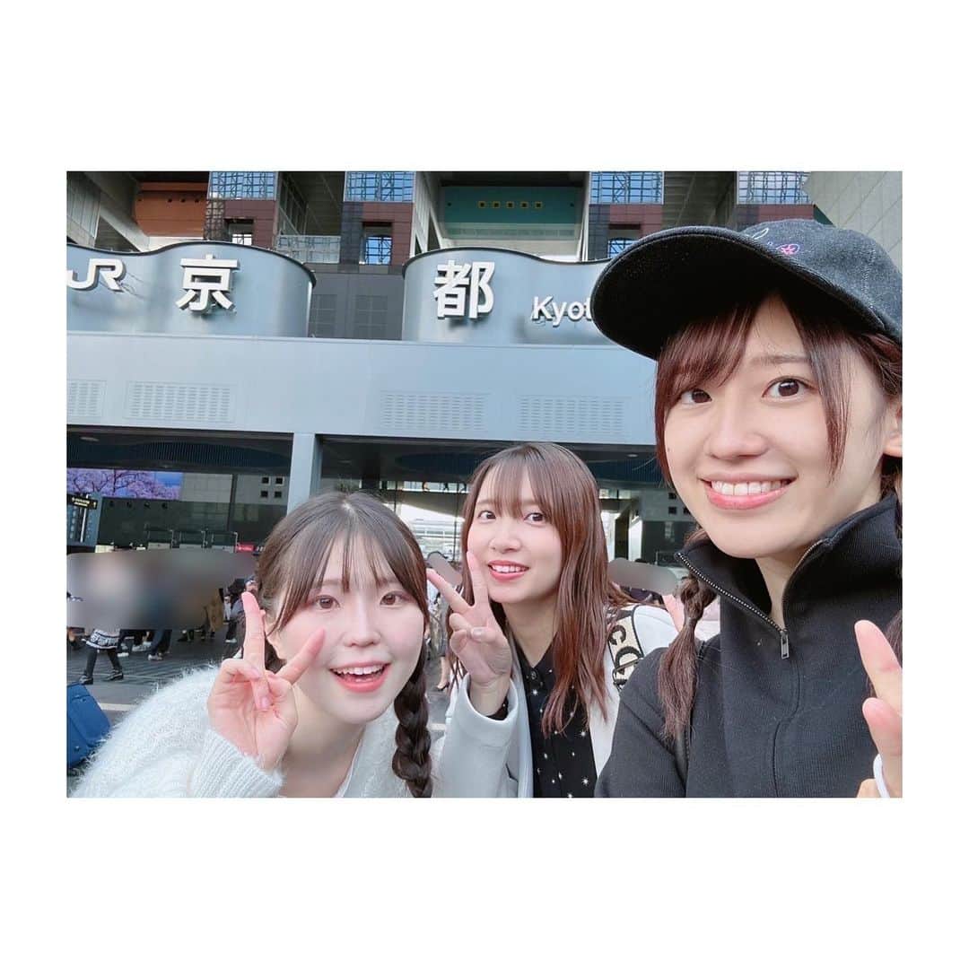 大久保瑠美のインスタグラム：「⁡ ⁡ 写真その② ⁡ 推しの子コラボはもちろん、 様々なところも楽しませて頂きました！ 建物の世界観が作り込まれていたので 歩くだけでも楽しい…😌 お化け屋敷や立体迷路にも挑戦しました！ お化け屋敷は李依ちゃんもごまちゃんも 怖がって私の腕にしがみついてきてて、 両手に華だったので幸せでした…笑🌼👻 いや私も怖かったですけどね！ 人が怖がってるとズンズン進んじゃうタイプです！ ⁡ そして、私の大好きなエヴァ発見！！！ 初号機の手のひらに乗れるなんて… 最高かよ✨✨ エントリープラグは時間的に難しかったので、 次に行った時は乗りたいと思います！ ちなみに私はエヴァ弍号機推しなので、 いつか弍号機、もちろん零号機も… エヴァの立体像が たくさん作られる日を夢見てます🙏🏻 ⁡ ⁡ 映画村はまだまだ楽しめるところがいっぱい あったので、また是非行きたいです✨ 皆さんも行かれる際は推しの子コラボを 楽しみつつ、他のアトラクションにも是非 挑戦してみてくださいね〜🥷⚔️ ⁡ ⁡ ⁡ #東映太秦映画村 #推しの子 #大久保瑠美 #高橋李依 ちゃん #伊駒ゆりえ ちゃん ⁡ ⁡ ⁡ ⁡」