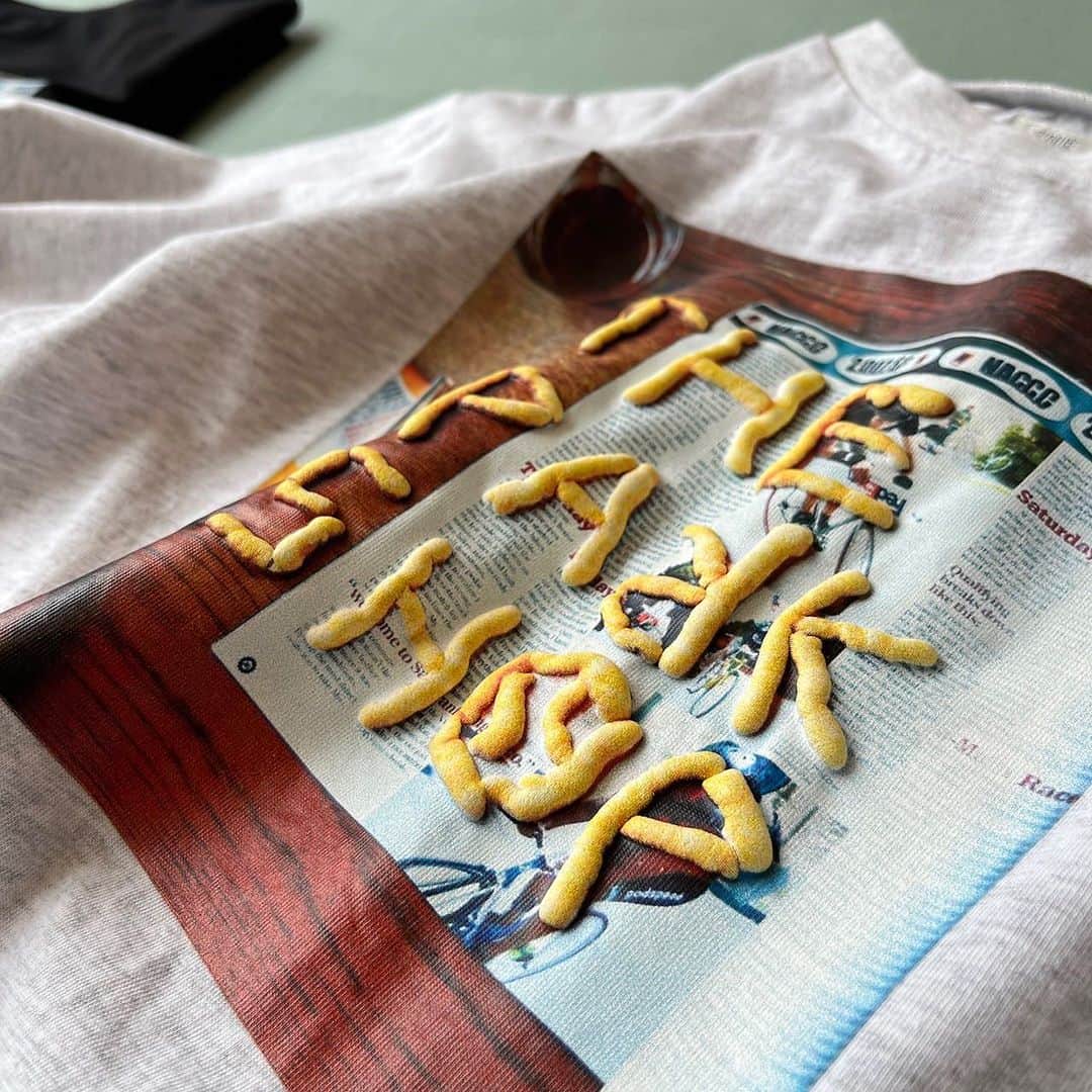 のインスタグラム：「【new arrival】 ＜THE PARK SHOP ＞3D スナック ロングスリーブ Tシャツ . 立体的にブランドロゴを描いた、フォトプリントが魅力のTシャツです🍪肩を落としたドロップショルダー仕様です‼️ . ▶︎3D スナック ロングスリーブ Tシャツ 5514-0169-207 ¥5,940（税込） . ※画像右下の【保存ボタン】で後から探しやすくなります💫 . #kodomobeams #beams #daikanyama  #こどもビームス #ビームス #代官山 #tokyo #japan #trip #theparkshop #ザパークショップ #東京 #こどもふく #도쿄 #아기옷 #도쿄쇼핑 #여행 #일본여행  新作アイテムはプロフィールのリンク🔗からビームス公式サイト、こども ビームスページをチェック❗️ ※お問い合わせにつきましては、お電話にて承ります。」