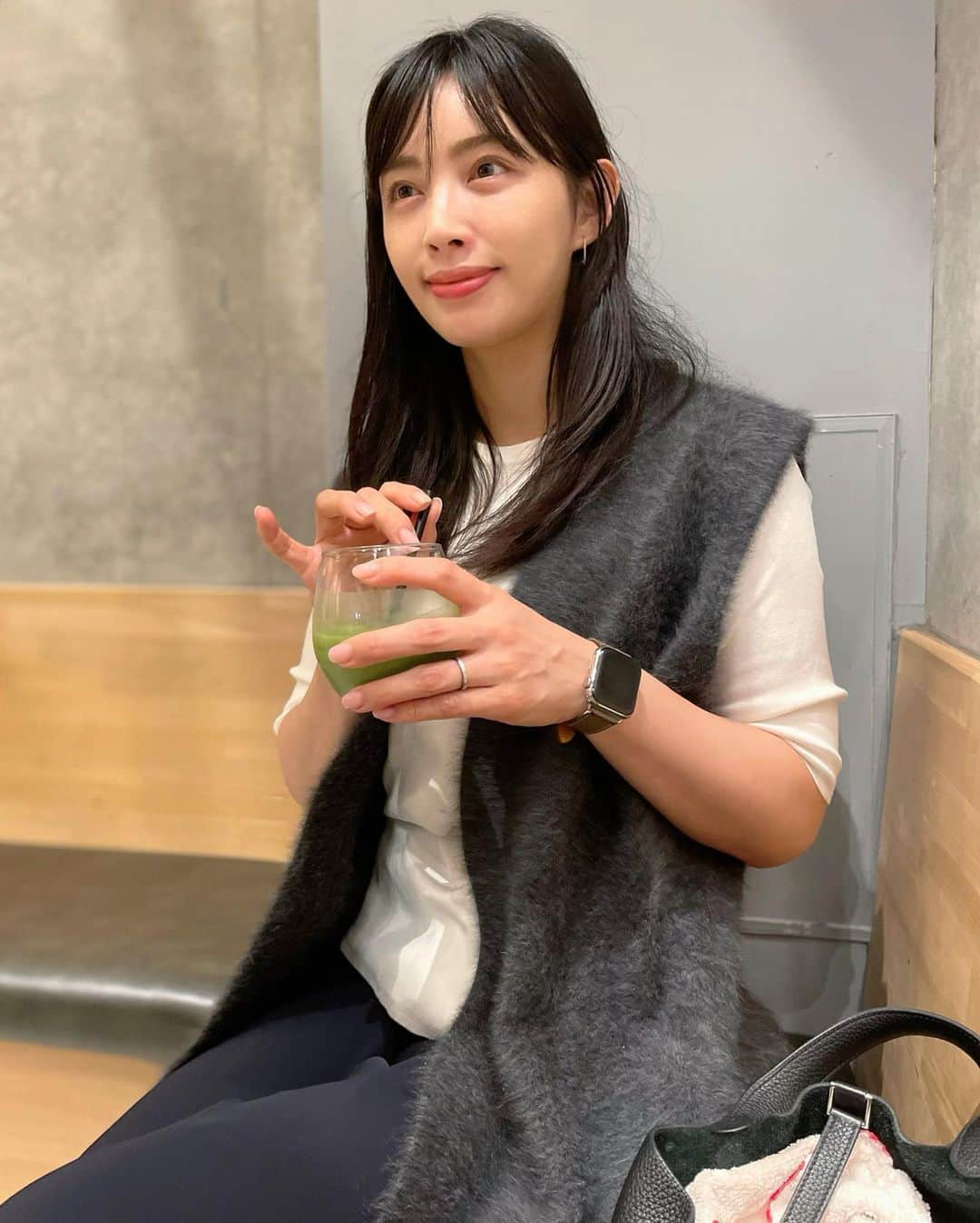 上野仁美さんのインスタグラム写真 - (上野仁美Instagram)「. ⁡ お気に入りカフェで、娘とおやつタイム。 ⁡ 🍠ほうじ茶クリームを使った安納芋プリン🍮 🧀チーズケーキ ⁡ ⁡ ⁡ 絶対食べたかった安納芋プリン🍮 やっぱり美味しかった☺️ この日売切れだった、カボチャと胡桃のビクトリアケーキも近々リベンジしたい🎃 大好きな秋の味覚🍂 ⁡ この秋はいつにも増して目まぐるしいですが、 時々こうして娘とリフレッシュしながら過ごしています👧🏻👩🏻 ⁡ ⁡ ⁡ #秋の味覚 #お気に入りカフェ #安納芋スイーツ #さつまいもスイーツ #チーズケーキ #港区カフェ」10月19日 10時51分 - hitomi0502_u