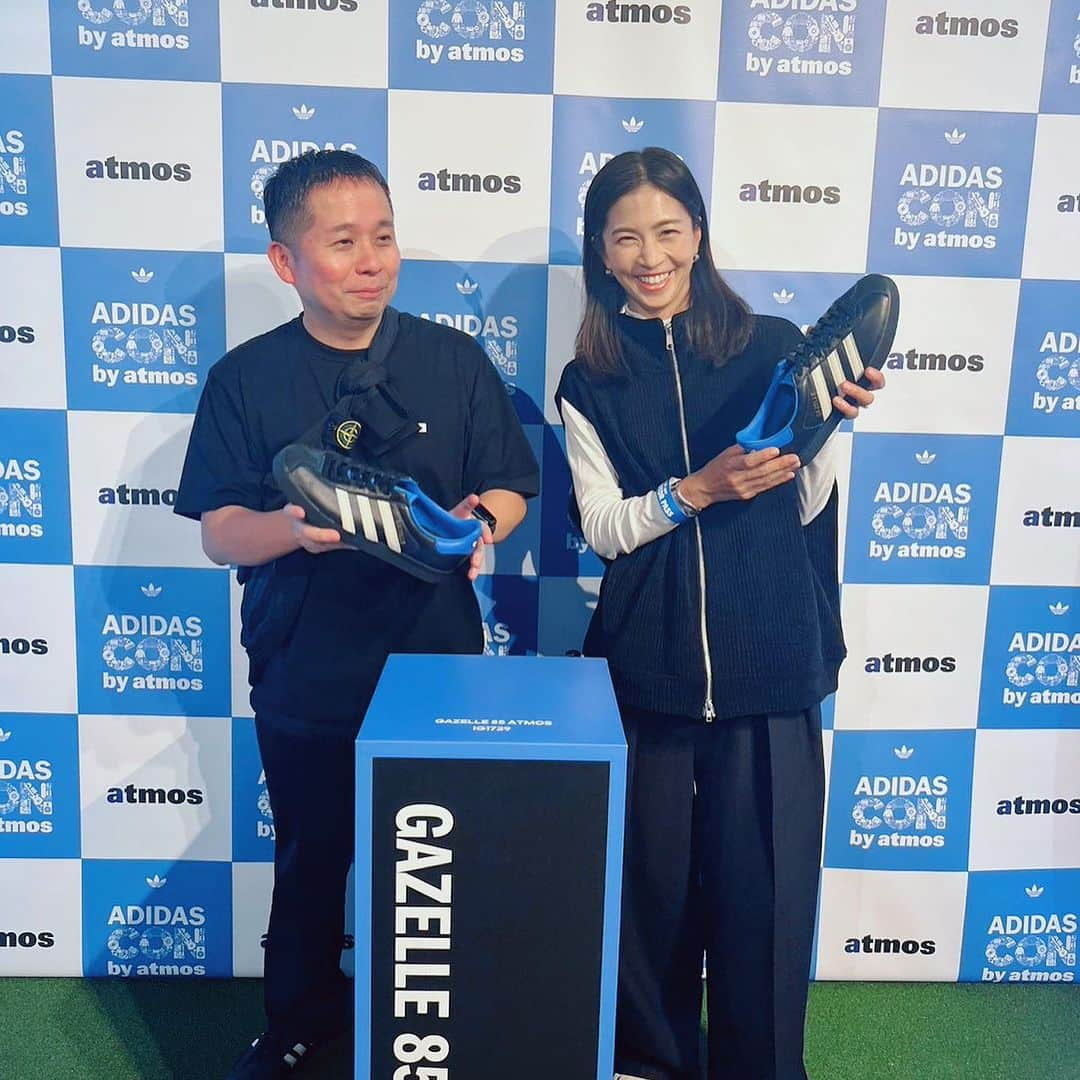 安田美沙子のインスタグラム：「この前、adidas×atmosのイベントにお邪魔しました🤍  おっきな、シューズがあったり、ゲームがあったり、プリクラがあったり。。  プリクラは、てんやわんやで、ぐだぐだなショットになりました。😆  写真は小島くんと☺️✨  色んな人気グルメもあって。。兆楽と麺散。どちらもみんなテンションがあがる。  家族で楽しませてもらいました❤️  サンバの白を購入✨沢山履くぞー！！  #event #family @atmos_japan  @adidas_con_by_atmos  @koji198139」