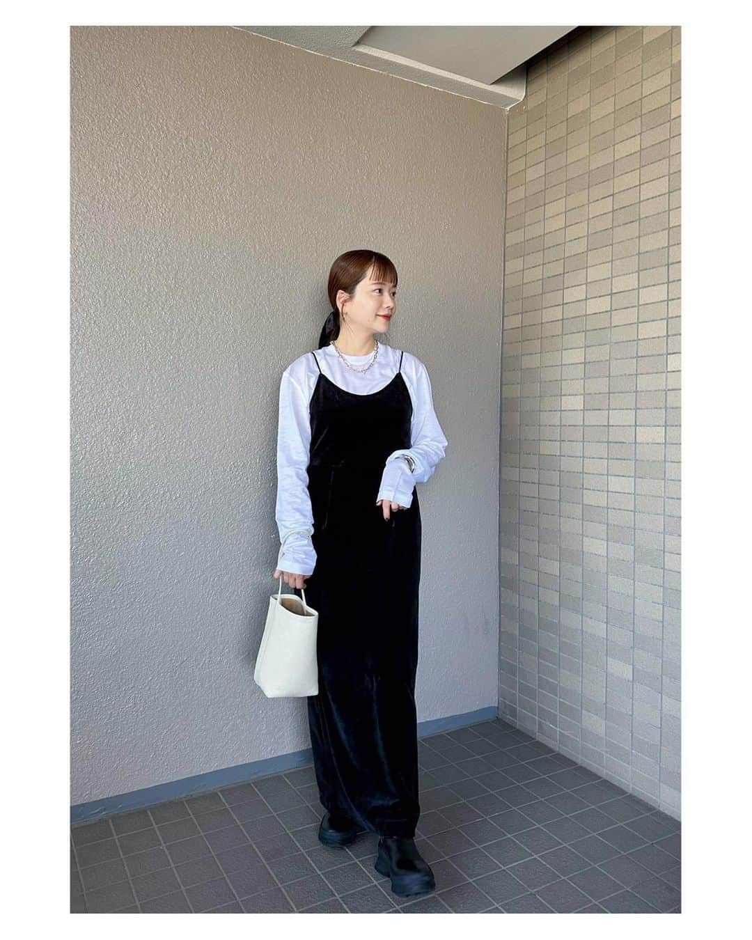 高山直子のインスタグラム：「🖤 ベロアワンピ×ハグミーニット こんな感じで気温に応じて追加していくと飽きずに長く楽しめます☺️ お気に入りコーデ♡ アイテムはタグ付けです🏷️」