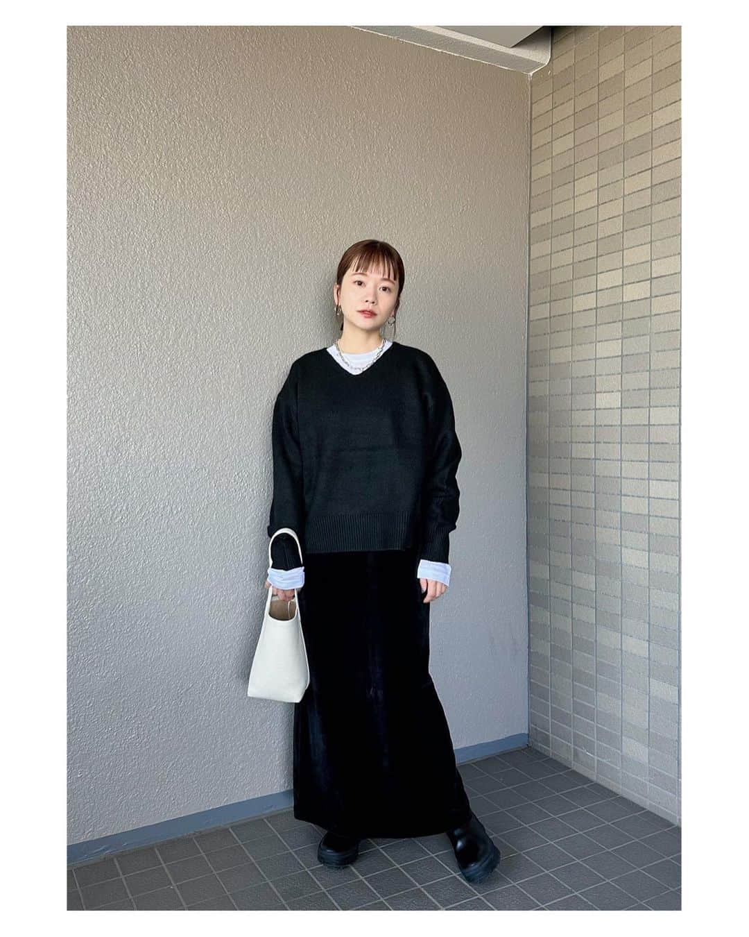 高山直子さんのインスタグラム写真 - (高山直子Instagram)「🖤 ベロアワンピ×ハグミーニット こんな感じで気温に応じて追加していくと飽きずに長く楽しめます☺️ お気に入りコーデ♡ アイテムはタグ付けです🏷️」10月19日 10時54分 - nao_70koro