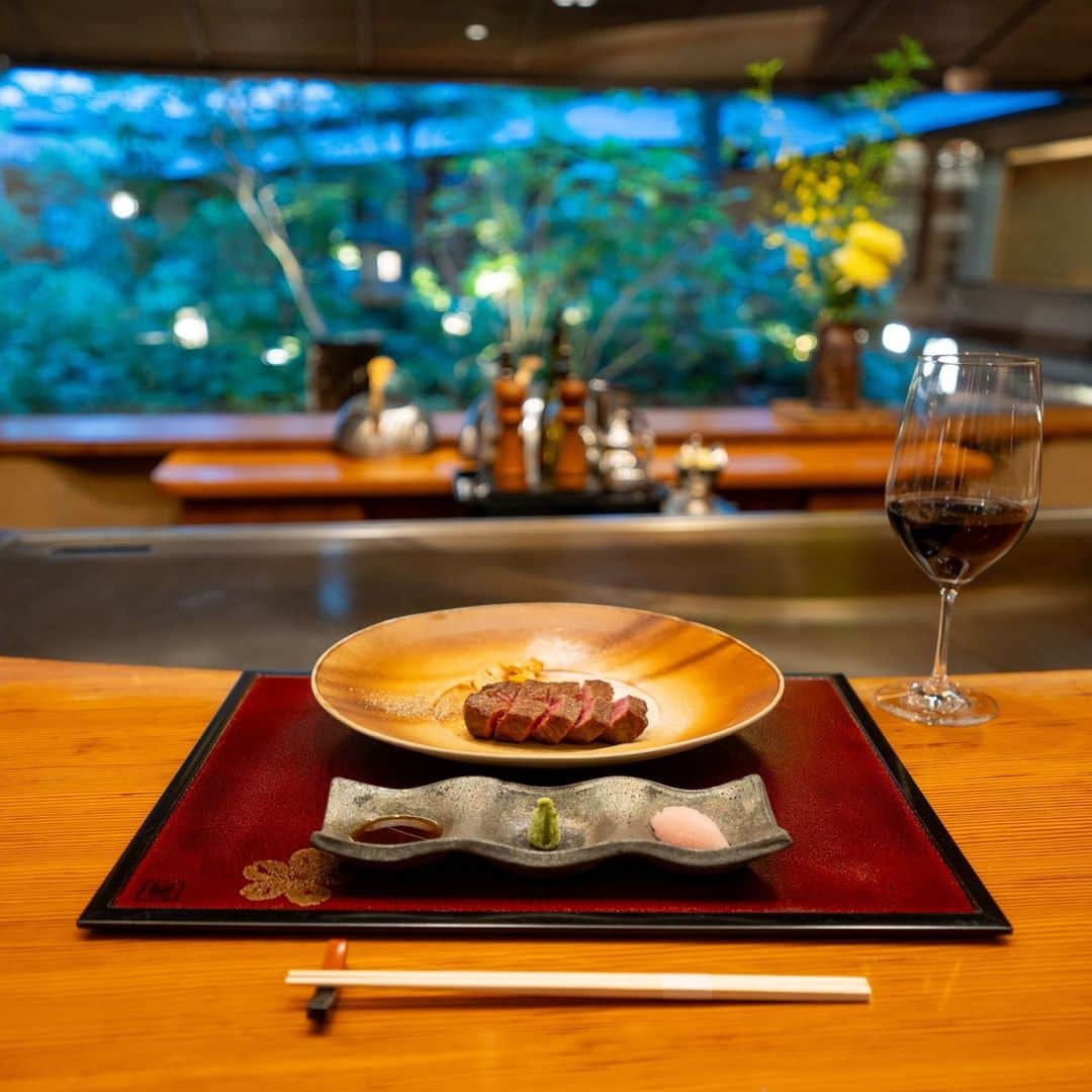 Hilton Tokyo Odaiba ヒルトン東京お台場さんのインスタグラム写真 - (Hilton Tokyo Odaiba ヒルトン東京お台場Instagram)「こだわりの食材とシェフの技をお楽しみいただける、日本料理「さくら」鉄板焼カウンター🍽 旨み成分たっぷりの極上和牛をはじめ、旬の野菜や魚介類などの豊富な素材をシェフが目の前で仕上げます。 緑豊かな日本庭園を望むカウンターで、本格的な鉄板焼きををご堪能ください🥂  ▶︎詳細は、 @hilton_tokyo_odaiba のプロフィールリンクよりご確認いただけます。  Savor the finest Japanese cuisine at Sakura Teppanyaki Counter, where skilled chefs showcase their talent with premium ingredients, including succulent wagyu beef, seasonal vegetables, and seafood. Enjoy the luxurious teppanyaki experience with a view of our lush Japanese garden.  Please click the profile link for reservations or inquiries.  #ヒルトン東京お台場 #hiltontokyoodaiba」10月19日 11時01分 - hilton_tokyo_odaiba