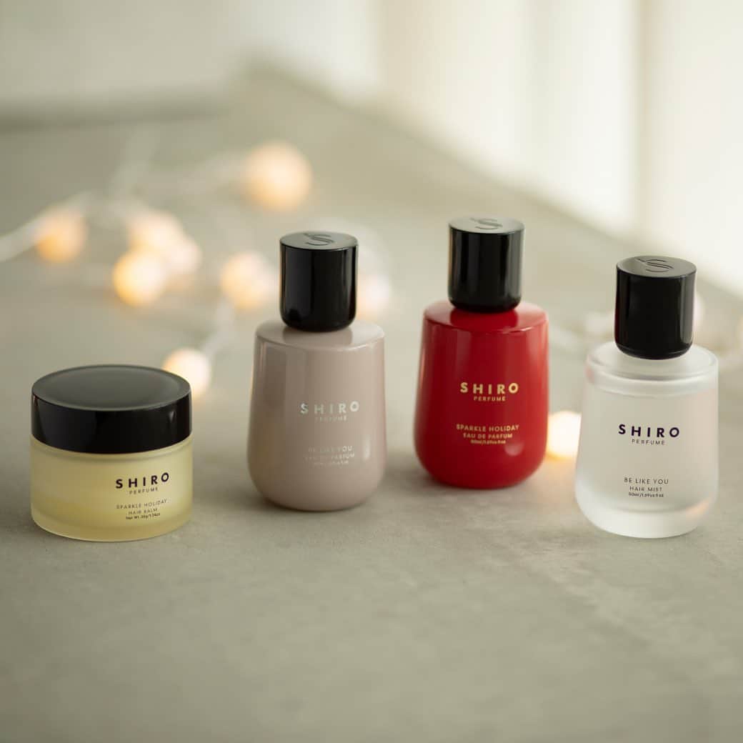 のインスタグラム：「【本日発売】SHIRO Dears Collection 2023 第1弾 限定パフューム『SPARKLE HOLIDAY』『BE LIKE YOU』 ホリデーシーズンにSHIROからお届けする、SHIRO Dears Collection 2023。 第1弾となる限定パフュームシリーズ（全4製品）を本日より発売いたします。  クリスマスの思い出たちをぎゅっと抱きしめるような「SPARKLE HOLIDAY」と、イルミネーションできらめく街の中で自分らしさを見つけられる「BE LIKE YOU」。 ホリデーシーズンにぴったりな2つの香りから、全身に香りを纏うオードパルファンと香りを楽しむヘアケア製品をラインナップ。 ホリデームードを高める、華やかな限定デザインで登場します。  1年間がんばった自分へのご褒美にも、大切な方へのギフトにも。 手にとるすべての方の日常がときめきで彩られ、かけがえのない時間になることを願っています。  ────────────────── ■SHIRO Dears Collection 2023 第1弾 限定パフューム『SPARKLE HOLIDAY』『BE LIKE YOU』（全4製品） 10/19（木）公式オンラインストア（午前10時）、全国直営店舗にて一般発売 ・SPARKLE HOLIDAY オードパルファン 50ｍL/11,203円（税込） ・SPARKLE HOLIDAY ヘアバーム 38g/5,830円（税込） ・BE LIKE YOU オードパルファン 50mL/11,203円（税込） ・BE LIKE YOU ヘアミスト 50mL/5,610円（税込） ────────────────── #SHIRO #SHIROperfume #SHIROdearscollection2023 #SPARKLEHOLIDAY #BELIKEYOU #ホリデー」