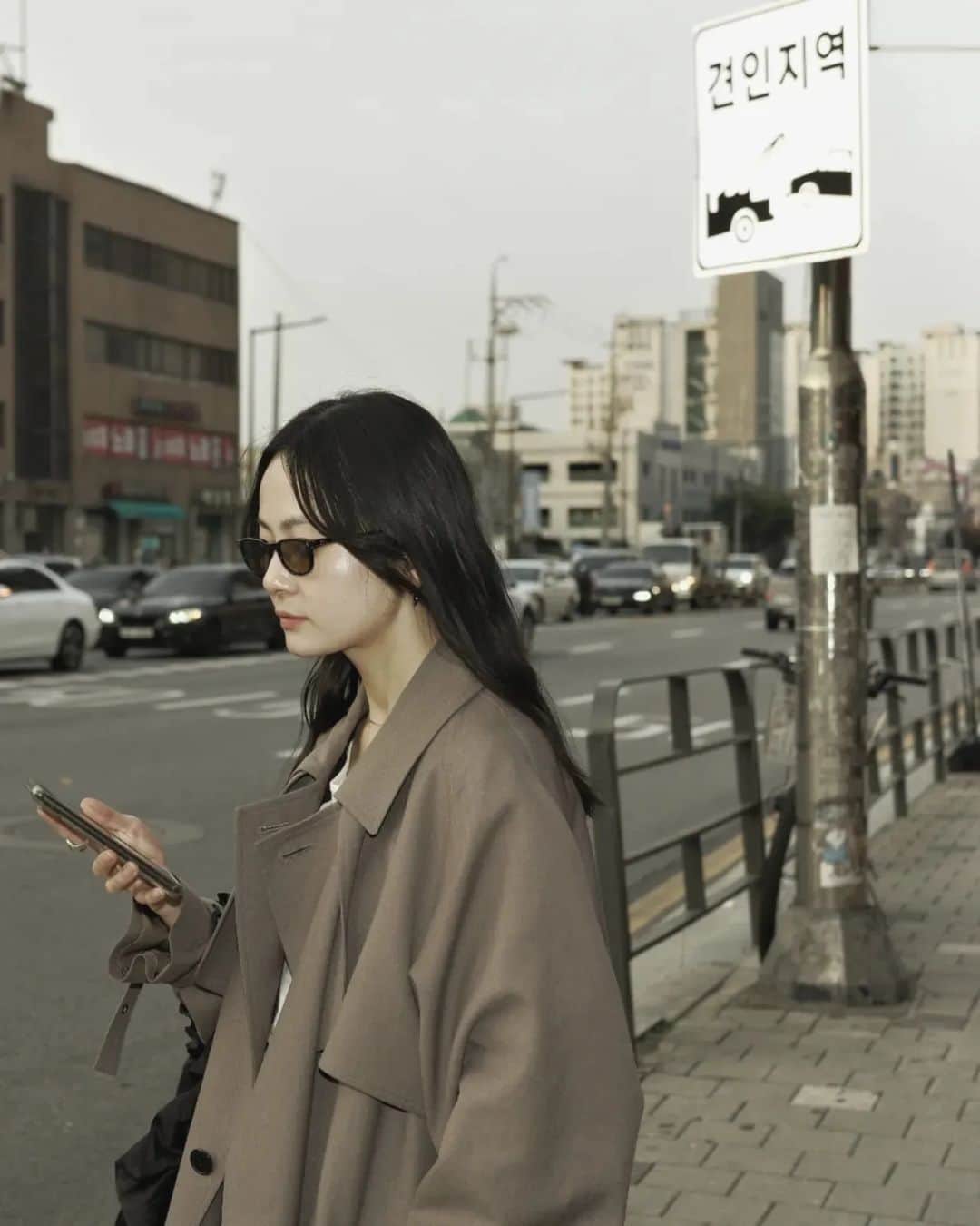 小川琴美さんのインスタグラム写真 - (小川琴美Instagram)「Around Seongsu:)  久しぶりの韓国、歩くだけで面白い 初日は聖水のあたりを練り歩いたのだけど、驚きはミドルブランドでも気概の良さを感じる店舗のアートディレクションをしている(写真あまり撮れてない)  本当に日本ではあまり見ない規模感と予算感で、アイデアの段階から一旦天井無しで話してるのかなぁなどと思うと面白い  感度の高いセレクトショップも沢山ある 買い物が止まらない  食事に関しては、今回全部れいなオンニの レコメンドをまわってる🇰🇷 @renarena70  クイックな旅を楽しむTipsは情報量」10月19日 11時13分 - koty______