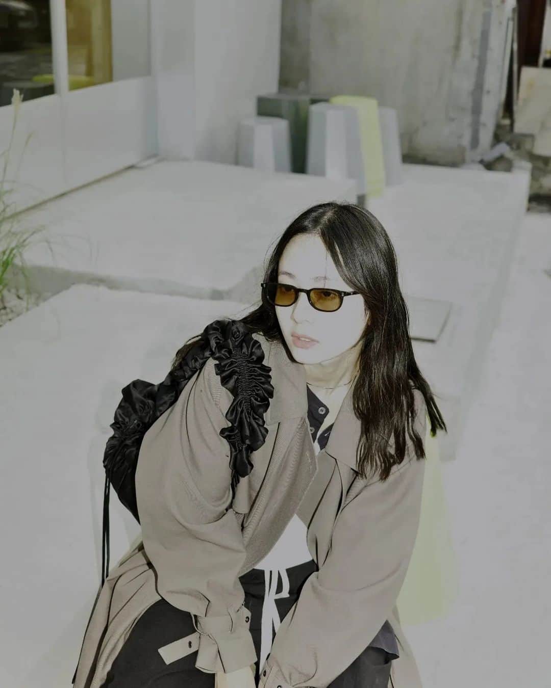 小川琴美のインスタグラム：「Around Seongsu:)  久しぶりの韓国、歩くだけで面白い 初日は聖水のあたりを練り歩いたのだけど、驚きはミドルブランドでも気概の良さを感じる店舗のアートディレクションをしている(写真あまり撮れてない)  本当に日本ではあまり見ない規模感と予算感で、アイデアの段階から一旦天井無しで話してるのかなぁなどと思うと面白い  感度の高いセレクトショップも沢山ある 買い物が止まらない  食事に関しては、今回全部れいなオンニの レコメンドをまわってる🇰🇷 @renarena70  クイックな旅を楽しむTipsは情報量」