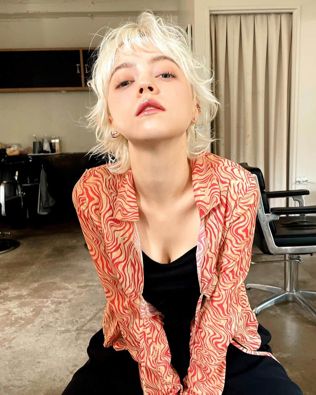 のインスタグラム：「ショートウルフにホワイトブロンド🇺🇸 ・ #ウルフカット  #ブロンドヘアー  #ブロンド #blondhair #olaplex #balayageartists #ホワイトヘアー #ホワイトベージュ #ケアブリーチ #ハイトーンカラー #bleachhair #ボブスタイル #外国人風ヘアー #グラデーション #バレイヤージュ #gradationcolor #balayage #balayageombre #balayagehighlights #Whitecolor #ブロンドヘアー #抜きっぱなしブリーチ  #ホワイトブロンド #ホワイトブリーチ #外国人風ハイライト」