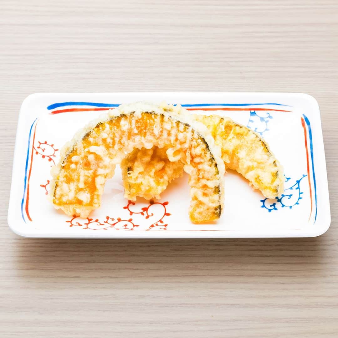 はなまるうどんのインスタグラム：「今日から『かぼちゃ天』がメニューに仲間入り👏  ホクホクしてほの甘い人気の天ぷらです🥰 そのまま食べても、出汁につけても美味しくいただけます😋 食後のデザートやおやつにもピッタリ👍  今日のお昼はお好きなうどんに かぼちゃ天はいかがでしょうか🤗  『天ぷら定期券』でお得に食べられます😆✨  #かぼちゃ天 #天ぷら #天ぷら定期券 #はなまるうどん #はなまる #hanamaru #うどん #讃岐うどん #udon #テイクアウト #お昼 #お昼ごはん #ランチ #おすすめ」