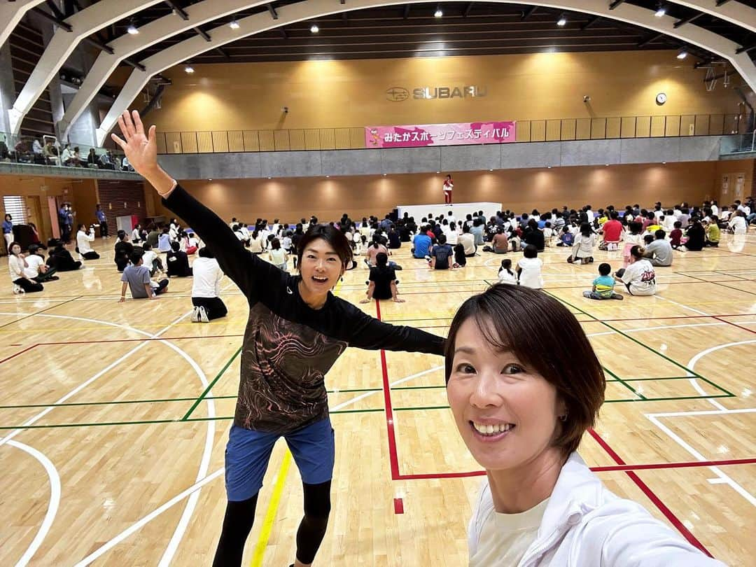 浦田聖子のインスタグラム：「． 🏐のご縁で初参加の三鷹スポーツフェスティバルの魅力にたっぷり触れさせてもらいました✨  体操のひろみちお兄さんの、親子体操バレーボールver. レシーブ&ブロック最高でした🙌  チーム女豹👙で🤣室内屋外とたくさん体験させてもらって、楽しい1日♡三鷹市の皆さま、ありがとうございました！寒ーくなる前に身体動かしましょう！  #みたかスポーツフェスティバル #佐藤弘道 さん 🤸‍♂️ #眞野泰地 選手🏉 #鈴木洋美 さん🏐 トライアスロンの #高橋侑子 選手もアジア大会帰国後すぐに🥇メダルを持っていらっしゃってました👏」