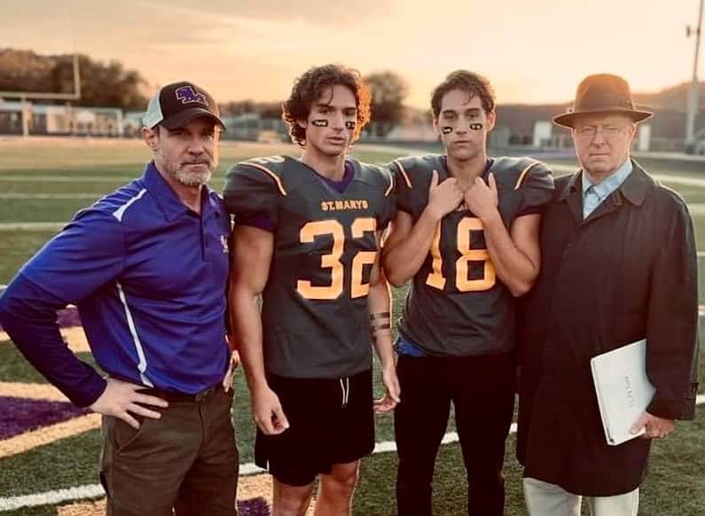 エディ・マクリントックのインスタグラム：「Four very serious characters.」