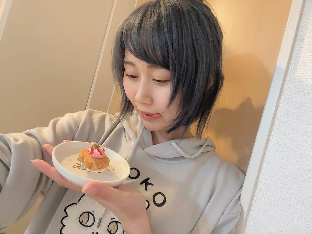 釘町みやびのインスタグラム：「🧁🤍  おいちそうなタルト…(✽︎´ཫ`✽︎)✨✨  ですが、私のではありません！我慢！笑  これは一つ一つパティシエさんが手作りしてくれた、 わんちゃん用タルトなんです👏🏻✨  北海道産の米粉と卵を使用して香ばしく焼き上げたタルト… ちょっとだけ味見したけど美味しかった…☺️←  種類は5つ！  イチゴタルト🍓 甘酸っぱいいちごクリームたっぷり〜！  さつまいもタルト🍠 秋といえばおいも！  チーズタルト🧀 わんちゃんってチーズ味好きだよね🐶  モンブランタルト🌰 モンブランクリーム…最高に美味しそう…♡  パンプキンタルト🎃 かぼちゃトッピングが鮮やかでおしゃれ！  今回は、るるちゃんいちご味大好きなので苺タルト🍓 ぽぽは私イチオシのパンプキンタルトにしました🎃  みんな大興奮！！！(とくにぽぽ。笑)✨✨  とても美味しかったようで、 食べる前も食べたあとも嬉しそうでした🐶🐶💕  あと、猫がどうしてもというので… クリームだけ少しあげちゃいました🥺 めめはクリーム大好きマンなので超喜んでました…🐈‍⬛ (もこは見てるだけ🐈)  冷凍で結構日持ちするし、オンラインで買えるので ぜひご褒美やお祝いに…☺️✨✨  ． ．  PR @wonderdog_official_letrois  #ペット用ヨーグルト  #犬用デザート  #犬用おやつ  #犬用タルト  #犬用ケーキ  #犬用スイーツ  #いぬのきもち  #いぬすたぐらむ  #多頭飼い  #犬のいる暮らし  #犬と猫  #instadog  #dogcake  #sweets  #dogcat  #family」