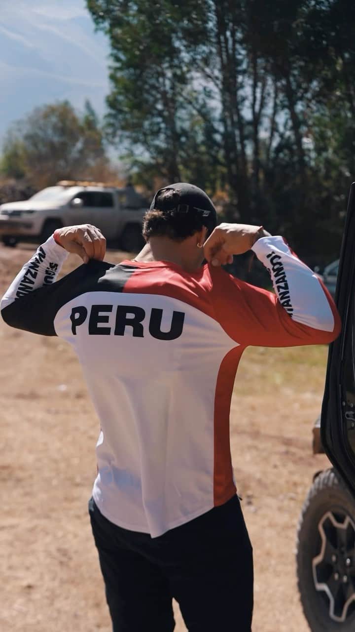 Hugo Garciaのインスタグラム：「Primer Panamericano y en casa 🇵🇪❤️🤍❤️  Qué tal experiencia!!! No saben la felicidad que sentí de llevar por primera vez la Camiseta de Perú y en la carrera más importante del continente 🌎 A pesar de una fuerte caída el primer fin que casi nos deja fuera, decidimos llegar como sea hasta el final. Gracias a todos por su gran apoyo y cariño, a mi familia y a mi novia por ser la mejor barra, a la familia Vellutino por hacerme sentir como en casa, a mis amigos, a mis sponsors por confiar en mi, a toda la gente que me mandó mensajes y full vibras positivas ❤️‍🔥 Este es el comienzo de un largo camino, y los que me conocen, saben que no pararé hasta estar en el podio! Nos vemos el próximo año 🫡 . . . 🎥 @carmonaperu」