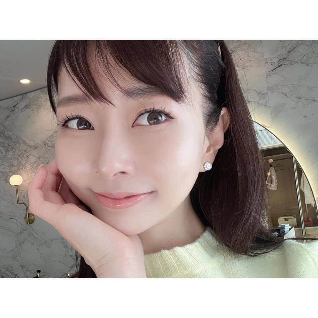 石井美保さんのインスタグラム写真 - (石井美保Instagram)「少し前にも一押しファンデとしてご紹介したプリマヴィスタ　デイトリートメントバーム＜ローラータイプ＞。  付属のローラーにバームをつけて肌の上で優しく転がすだけで均一にファンデがピタッと塗れる今までにないタイプ。手のひら付けも、スポンジたたきも必要なく肌を擦らずに誰でも薄膜で均一なスルスル肌が作れます。仕上がりのカバー力や艶感も私好み。本日ライブをさせていただくことになっているので、その時に使用法をお見せしますね。  #PR  #プリマヴィスタ　  #ベースメイク　  #ローラー美容液ファンデ　  @primavista_official_jp」10月19日 11時26分 - miho_ishii