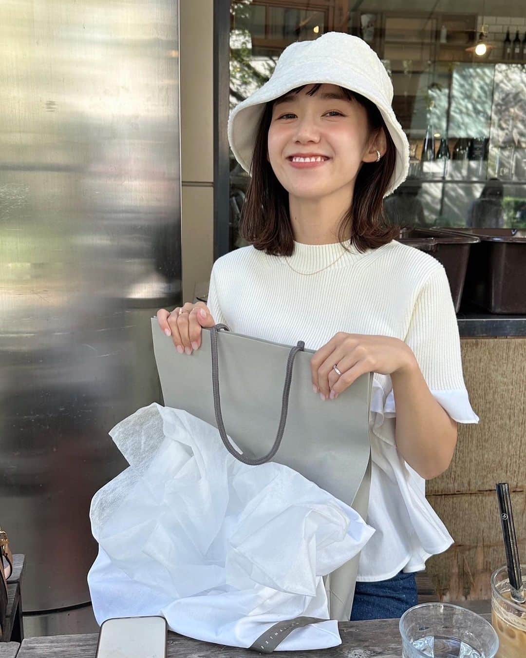 萩中ユウのインスタグラム：「静香さんの粋なプレゼントの仕方を語らせてください...🩷  お寿司食べ終わったらプレートでお祝いしてくれて、「ちょっと下のお店いこ」って入ったら「好きなのなんでも選んで！」と😳私が試着して気に入った帽子をサッと手に取って「じゃあちょっと他みてて〜」とお会計を済ましてきてくれて、「そうだ私のおすすめのヘアブラシあげたいの！すぐ戻るから待っててね」と隣のショップに消え（笑）、戻ってきたらさっきの帽子も全て素敵にラッピングしてくれてしかもお手紙まで入ってました💌 え...男前すぎて付き合いたい。w  ヘアブラシ！それだけで充分なのに〜と言うと「いいの。もうね仲良しには好きなものを自分で選んでもらうスタイルが一番って思って！」とアハハと笑うキュートな男前静香さん。  プレゼント開封の儀をしたら写真撮ってくれた🩷  帰り、話しながら歩いてたら突然さっと手を上げてタクシー停めて、「はい先乗って帰って！またね〜♡」とこちらに気を遣う隙すら与えず（笑）スマートすぎるお見送りをしてくれたのでした🚕  気遣いのプロ。気持ちの良い人。 美しさはもちろん、この粋な性格が静香さんの魅力。 帽子お気に入りすぎて毎日被ってる🤍🤍  @shizucat」