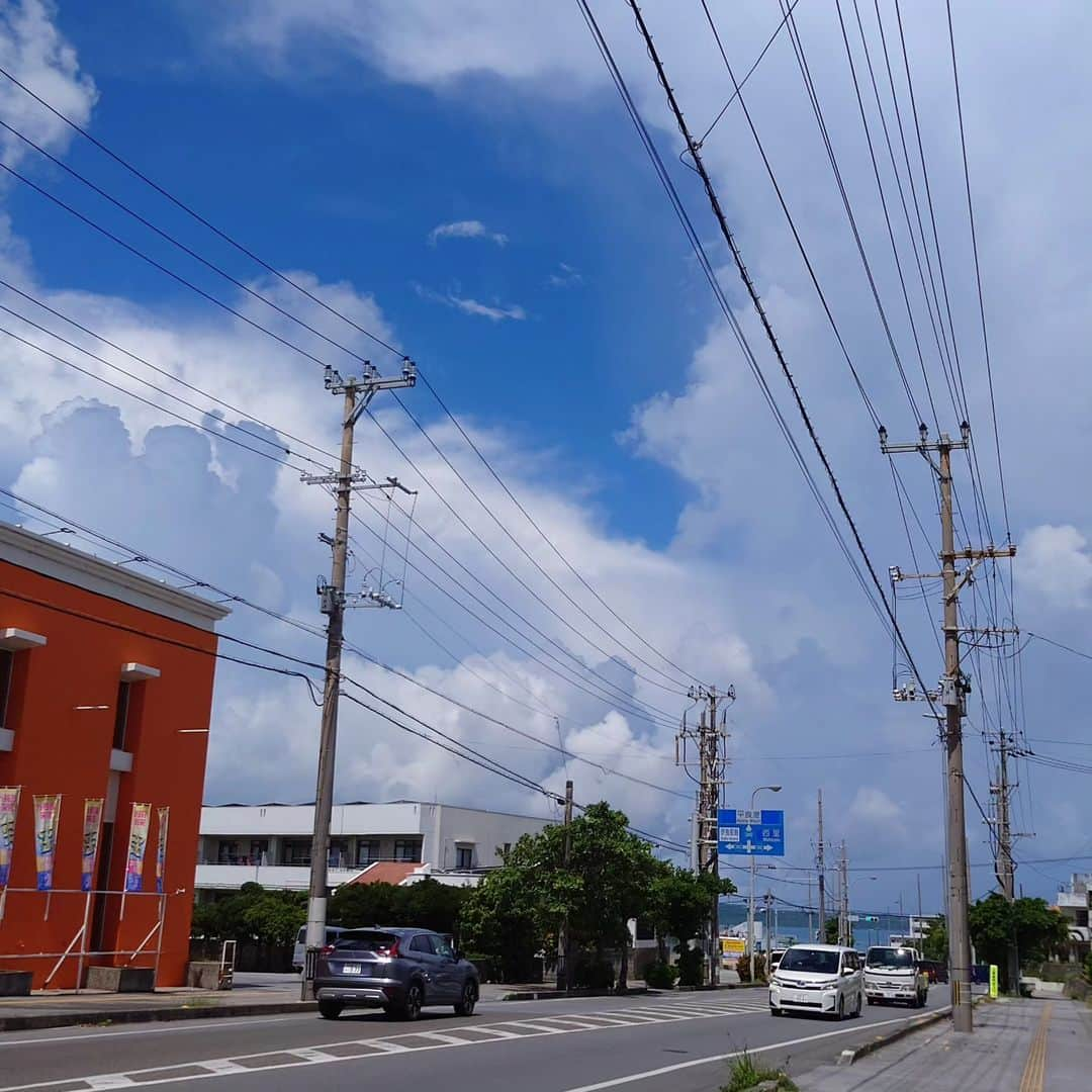 森末慎二のインスタグラム：「🦐みやーく商店です。  今日も宮古島は良い天気☀️です。 晴れ時々曇り気温29度、爽やかな1日です😄  お店はランチのみの営業です。皆さんのお越しをお待ちしています。  お店電話番号  0980-79-9292 田中店長　070-8429-7387 お昼ランチはオープン11:30〜14:30ラストオーダー15:00です。夜の🏮居酒屋は17:30から21:00です。予約のお電話お待ちしています。定休日は水曜日、木曜日、日曜日はランチのみの営業です。#みゃーく商店  #宮古島 #天丼 #宮古島野菜 #宮古島ランチ #宮古島グルメ #車海老 #グルクンの天ぷら #宮古島ごはん #宮古島天丼 #宮古島海老天丼 #沖縄天丼 #海老天丼 #海老 #島食材 #沖縄宮古島 #沖縄 #パパイアの天ぷら   #車海老天丼  #okinawa #居酒屋#miyakojima #森末慎二 #morisue shinji #TUBE #前田亘輝 #BEGIN  #サザンオールスターズ  #松田弘」