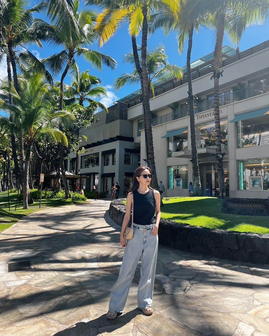 田中里奈さんのインスタグラム写真 - (田中里奈Instagram)「in Hawaii🌺 旅先って、サプリはもちろんのこと、フェイスパックをわざわざ友達の分まで持って行ったり、持っていくヘアケアやボディケアにこだわったり、いつもよりも美容&健康意識が高まるのは私だけ…？？ 美容も健康系もなんでもあるから、私は昔からiHerbでまとめ買いしてます。 （下にクーポンコード載せてます✌️）  【私のiHerbで旅行に持って行くおすすめ美容＆健康アイテム6選】  ☑️Life Extension／ツーパーデイ（1日2粒） インナーケアとして最適のビタミン＆ミネラルが配合されたマルチビタミンサプリメント。  ☑️think baby／日焼け止め,SPF50+ PA++++ 顔も身体も使えてSPFも高めなのに、赤ちゃんにも使えるやさしい日焼け止め。耐水性（80分間）もあって、ハワイの海でも大丈夫な地球にも人にも優しい処方。  ☑️ California Gold Nutrition／LactoBif プロバイオティクス、カプセル60粒 趣味腸活の私に欠かせないプロバイオティクス。8種類の生きたプロバイオティクス菌株（5種類の乳酸菌と3種類のビフィズス菌）が入ってます。冷蔵保存推奨だけど、常温でも大丈夫なところが旅先ではありがたい。  ☑️ MaryRuth Organics／ビタミンCグミ  チェリー、オレンジ、グレープ味の、おやつ代わりに食べられるビタミンCのグミ♡ これならおやつに食べても罪悪感なし！  ☑️Art Naturals／クリスタルローズクォーツローラー 顔のむくみケアにころころと。ローラータイプは肌への摩擦も少ないところが良い。ローズクォーツは女性にも良いらしいと聞いて♡  ☑️Nu-Pore／モイスチャライジングフィットマスク 靴下のように履くタイプの足用マスク！これを履いて2〜30分放置して最後に馴染ませるだけ。手軽にフットケアができるのでおすすめ。ハンドバージョンも好き。  これは今回の旅で持ってきた一部のアイテムたち。 @iherbjapanese のアカウントを見てると気になるものばっかで試したくなる。。  ▶︎クーポンコード【Rina7634】でiHerb全商品が20%OFFに！ 10/24(火)までお得にお買い物できるので、良かったら使ってね〜！  #PR #iHerb #アイハーブ #iHerb愛用品 #iherbjapan #たなか旅メモ #ハワイ #Hawaii」10月19日 11時39分 - tanakaofficial