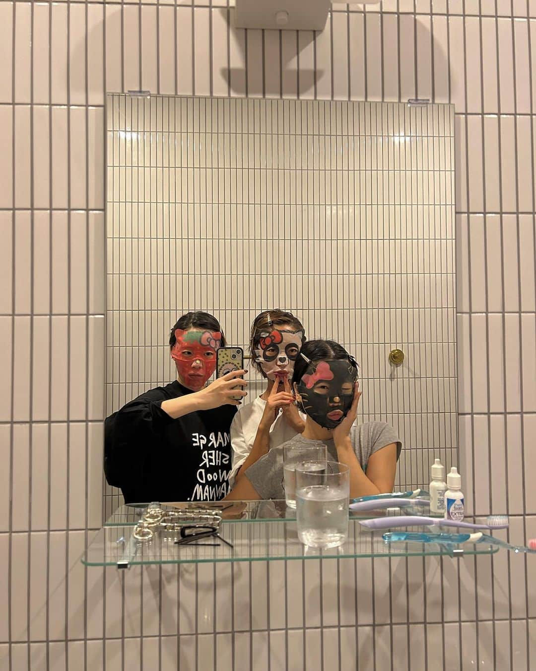 アシュリのインスタグラム：「I really thought the sheet masks would look cute… 벌칙아님   and i’m mentally still at dasha’s dreamy home🏠❣️」