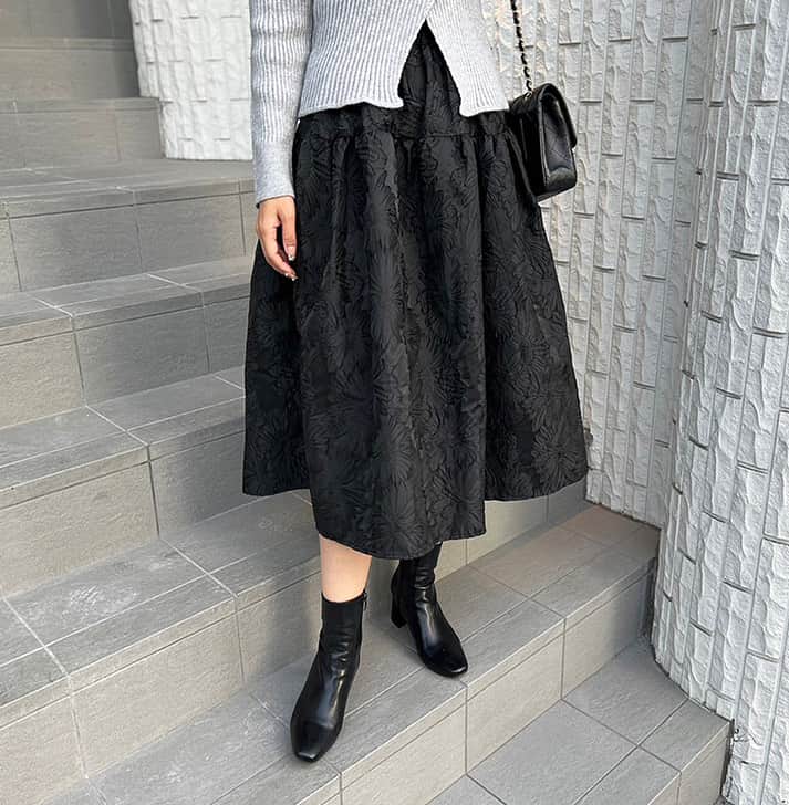 Mode Robeのインスタグラム：「* * NEW item...✔︎ * フラワージャガードスカート/2カラー 【mr5607】 black,gray * * * #MODEROBE #韓国女優ファッション」