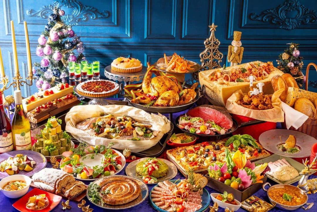 ヒルトン名古屋のインスタグラム：「クリスマスランチ&ディナービュッフェ「Mangiare! Cantare! Natale!(マンジャーレ!カンターレ!ナターレ!)」11/2(木)より開催！  クリスマスに繰り広げられるイタリア大家族の心温まるホームパーティーをテーマにしたビュッフェ。  ホリデーシーズンにふさわしい温かいメニューとクリスマススイーツ約 40 種類のメニューを心ゆくまでお召し上がりいただけます。  詳細・ご予約は @hiltonnagoya からご覧ください。  #ヒルトン名古屋 #インプレイス33 #クリスマス #クリスマスランチ #クリスマスディナー #ホテルディナー #ホテルランチ #クリスマスパーティー #クリスマススイーツ #クリスマス #スイーツ #デザート #ビュッフェ #ホテルビュッフェ #伏見ホテル #伏見ランチ #伏見ディナー #イタリアン #hiltonnagoya」