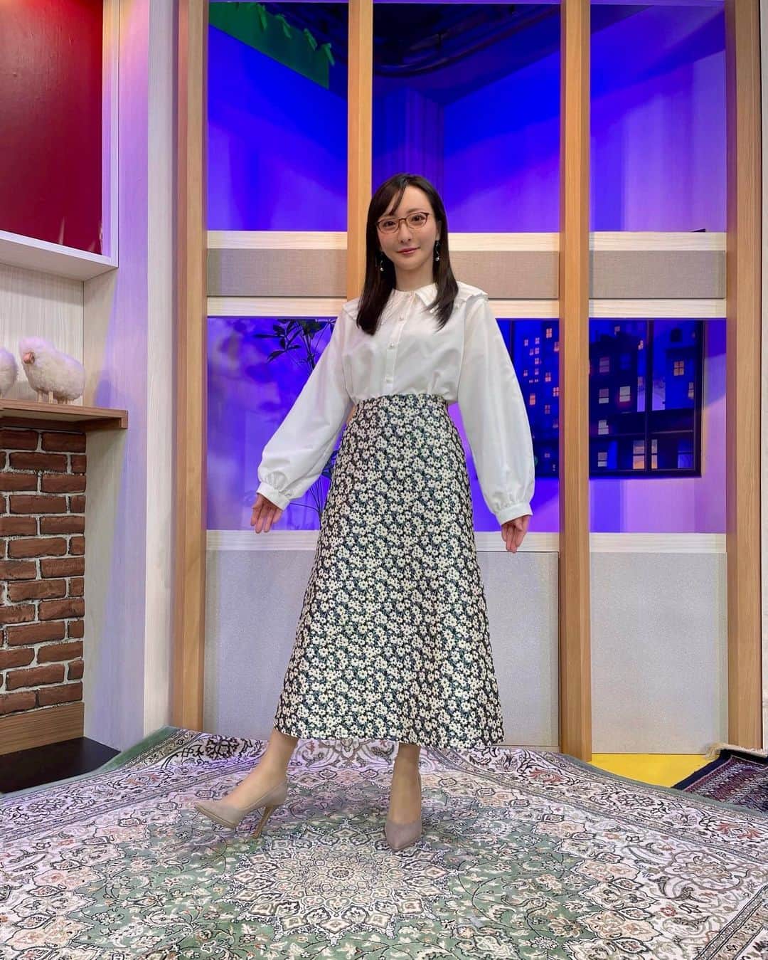 松澤千晶さんのインスタグラム写真 - (松澤千晶Instagram)「バラいろダンディお衣装、月、火、水まとめて失礼します。 少し冷え込む日もありますが、秋冬物のお洋服はクラシカルで好きですね🍁  set up、one-piece、shirt/skirt @millioncarats_official accessory @haku_fleur  本日もよろしくお願いいたします🌹  #バラダン #TOKYOMX」10月19日 11時46分 - chiaki_matsuzawa