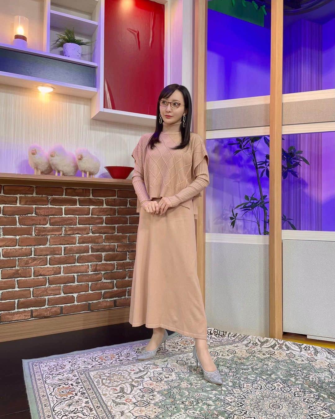 松澤千晶さんのインスタグラム写真 - (松澤千晶Instagram)「バラいろダンディお衣装、月、火、水まとめて失礼します。 少し冷え込む日もありますが、秋冬物のお洋服はクラシカルで好きですね🍁  set up、one-piece、shirt/skirt @millioncarats_official accessory @haku_fleur  本日もよろしくお願いいたします🌹  #バラダン #TOKYOMX」10月19日 11時46分 - chiaki_matsuzawa