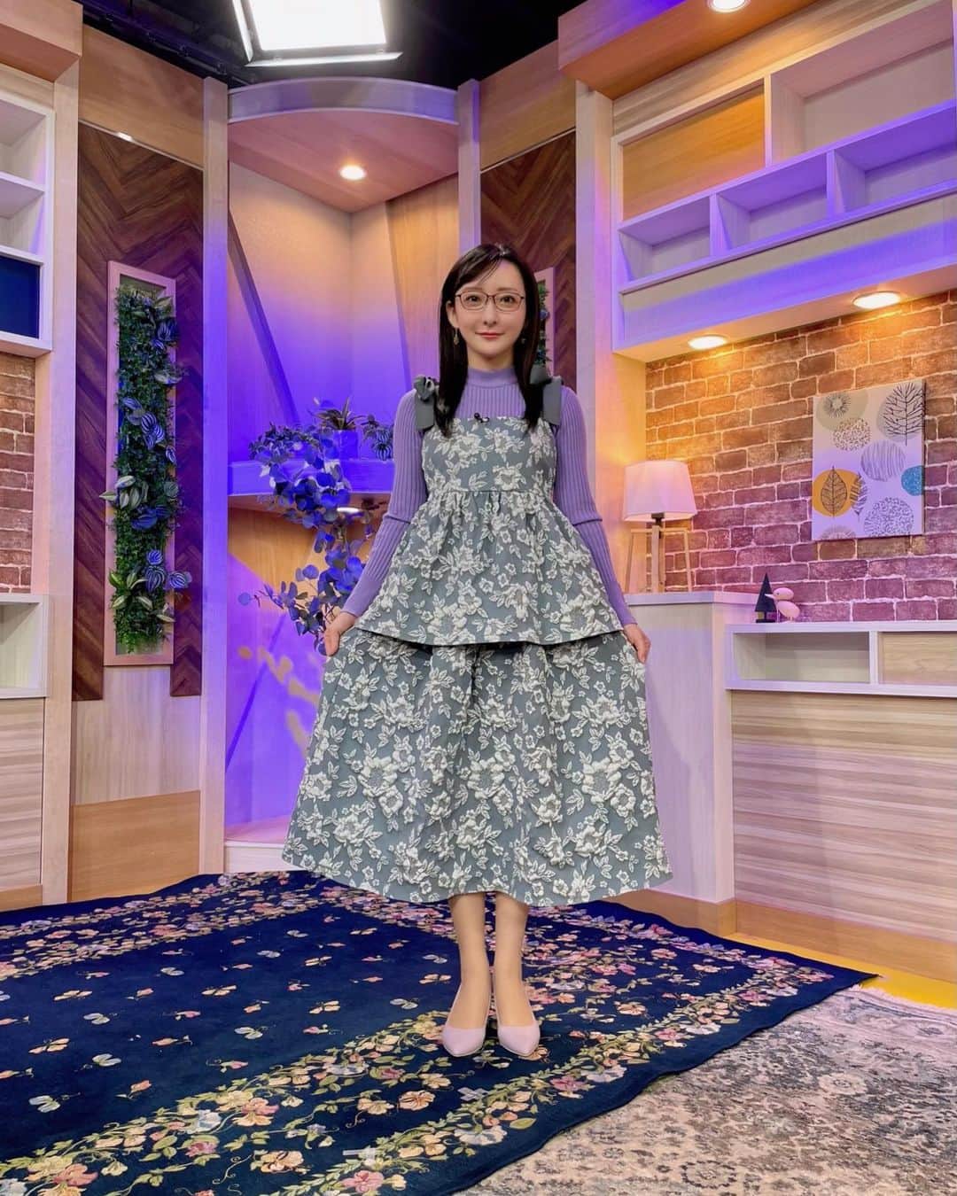 松澤千晶さんのインスタグラム写真 - (松澤千晶Instagram)「バラいろダンディお衣装、月、火、水まとめて失礼します。 少し冷え込む日もありますが、秋冬物のお洋服はクラシカルで好きですね🍁  set up、one-piece、shirt/skirt @millioncarats_official accessory @haku_fleur  本日もよろしくお願いいたします🌹  #バラダン #TOKYOMX」10月19日 11時46分 - chiaki_matsuzawa