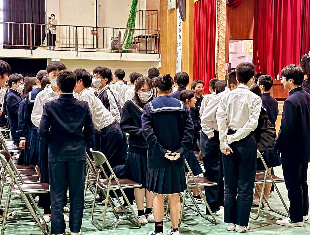 玉城ちはるさんのインスタグラム写真 - (玉城ちはるInstagram)「【　新庄中学校、高校での命の参観日】  講演で見るみんなの笑顔が本当にエネルギーになります。 写真の生徒さん達がキラッキラで♡ 今回も挙手して答えてくれる人が多く誰かが手を挙げるとおお！！と盛り上がる空気感。 すごく素敵だなと感じました。 校長先生はなんと広島駅から新庄まで送り迎えしてくださりその時の会話が楽しい事。 選択理論という心理学の話に私は惹かれてしまい車の中でポチッとAmazonでまた本を買ってしまい眠る前に今読んでいます笑  実は保護者の方に1番聞いて欲しいんだよな なんて事を思っていたら、 PTAの方からも直接LINEに連絡して貰えたり💐 最近は良き出会いが多いです。家族相談士として先日の日曜も合間を縫ってオンライン研修を受け(今回はステップファミリー研修でした) 本当に日々私も成長して多様な家族のあり方、多様な価値観、多様な社会を学ぼうと頑張っています。  どんなに学んでも　世界の多様さと人の価値観の多様さはいつも噛み合うとは限らず その事も含めて成長してゆくのが私の今の毎日です。　  『相談力』　相談する力は生きる上で勉強するのと同じくらいの大事なんだよ  この声かけが届いたのか講演が終わってから数日色々やり取りしている中で毎日の自分を報告してくれる子が。 自分の中で感じる事があったのか少し言ったことを実践してみてその結果まで話してくれたり。 「明日も連絡しても良いですか？」と言ってくれありがたい気持ちになりました。  私も日々溜まったら自分より上の心理の先生にカウンセリングをしてもらっているんですよ♡とLINE相談してくれた方に伝えると大変驚かれました笑  どんな人も吐き出し、解消して、解決の糸口をみつけそして 日々を健やかに過ごせるのだと私は思っています♡  本当にまた絶対に行きたい学校ができました♡ 繋げてくれた高校の同級生に感謝♡  #命の参観日  #新庄中学 #新庄高校」10月19日 11時56分 - chiharu_tamaki