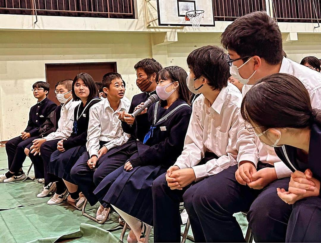 玉城ちはるさんのインスタグラム写真 - (玉城ちはるInstagram)「【　新庄中学校、高校での命の参観日】  講演で見るみんなの笑顔が本当にエネルギーになります。 写真の生徒さん達がキラッキラで♡ 今回も挙手して答えてくれる人が多く誰かが手を挙げるとおお！！と盛り上がる空気感。 すごく素敵だなと感じました。 校長先生はなんと広島駅から新庄まで送り迎えしてくださりその時の会話が楽しい事。 選択理論という心理学の話に私は惹かれてしまい車の中でポチッとAmazonでまた本を買ってしまい眠る前に今読んでいます笑  実は保護者の方に1番聞いて欲しいんだよな なんて事を思っていたら、 PTAの方からも直接LINEに連絡して貰えたり💐 最近は良き出会いが多いです。家族相談士として先日の日曜も合間を縫ってオンライン研修を受け(今回はステップファミリー研修でした) 本当に日々私も成長して多様な家族のあり方、多様な価値観、多様な社会を学ぼうと頑張っています。  どんなに学んでも　世界の多様さと人の価値観の多様さはいつも噛み合うとは限らず その事も含めて成長してゆくのが私の今の毎日です。　  『相談力』　相談する力は生きる上で勉強するのと同じくらいの大事なんだよ  この声かけが届いたのか講演が終わってから数日色々やり取りしている中で毎日の自分を報告してくれる子が。 自分の中で感じる事があったのか少し言ったことを実践してみてその結果まで話してくれたり。 「明日も連絡しても良いですか？」と言ってくれありがたい気持ちになりました。  私も日々溜まったら自分より上の心理の先生にカウンセリングをしてもらっているんですよ♡とLINE相談してくれた方に伝えると大変驚かれました笑  どんな人も吐き出し、解消して、解決の糸口をみつけそして 日々を健やかに過ごせるのだと私は思っています♡  本当にまた絶対に行きたい学校ができました♡ 繋げてくれた高校の同級生に感謝♡  #命の参観日  #新庄中学 #新庄高校」10月19日 11時56分 - chiharu_tamaki