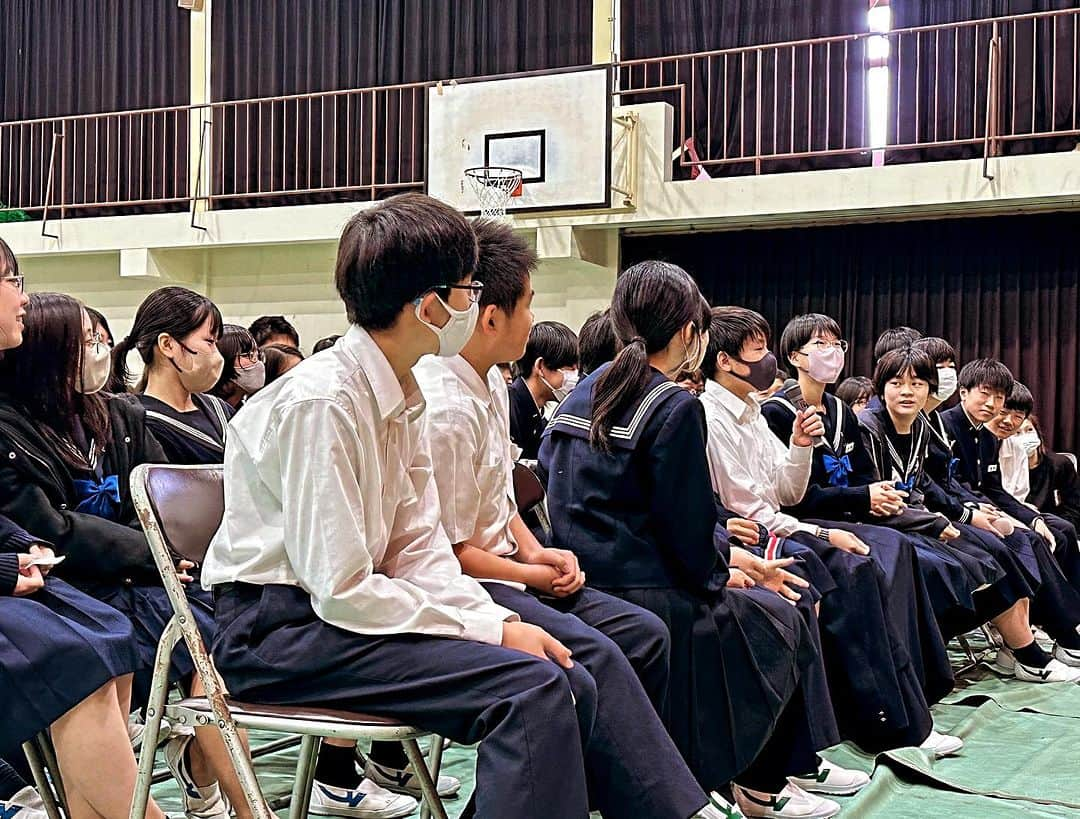 玉城ちはるさんのインスタグラム写真 - (玉城ちはるInstagram)「【　新庄中学校、高校での命の参観日】  講演で見るみんなの笑顔が本当にエネルギーになります。 写真の生徒さん達がキラッキラで♡ 今回も挙手して答えてくれる人が多く誰かが手を挙げるとおお！！と盛り上がる空気感。 すごく素敵だなと感じました。 校長先生はなんと広島駅から新庄まで送り迎えしてくださりその時の会話が楽しい事。 選択理論という心理学の話に私は惹かれてしまい車の中でポチッとAmazonでまた本を買ってしまい眠る前に今読んでいます笑  実は保護者の方に1番聞いて欲しいんだよな なんて事を思っていたら、 PTAの方からも直接LINEに連絡して貰えたり💐 最近は良き出会いが多いです。家族相談士として先日の日曜も合間を縫ってオンライン研修を受け(今回はステップファミリー研修でした) 本当に日々私も成長して多様な家族のあり方、多様な価値観、多様な社会を学ぼうと頑張っています。  どんなに学んでも　世界の多様さと人の価値観の多様さはいつも噛み合うとは限らず その事も含めて成長してゆくのが私の今の毎日です。　  『相談力』　相談する力は生きる上で勉強するのと同じくらいの大事なんだよ  この声かけが届いたのか講演が終わってから数日色々やり取りしている中で毎日の自分を報告してくれる子が。 自分の中で感じる事があったのか少し言ったことを実践してみてその結果まで話してくれたり。 「明日も連絡しても良いですか？」と言ってくれありがたい気持ちになりました。  私も日々溜まったら自分より上の心理の先生にカウンセリングをしてもらっているんですよ♡とLINE相談してくれた方に伝えると大変驚かれました笑  どんな人も吐き出し、解消して、解決の糸口をみつけそして 日々を健やかに過ごせるのだと私は思っています♡  本当にまた絶対に行きたい学校ができました♡ 繋げてくれた高校の同級生に感謝♡  #命の参観日  #新庄中学 #新庄高校」10月19日 11時56分 - chiharu_tamaki