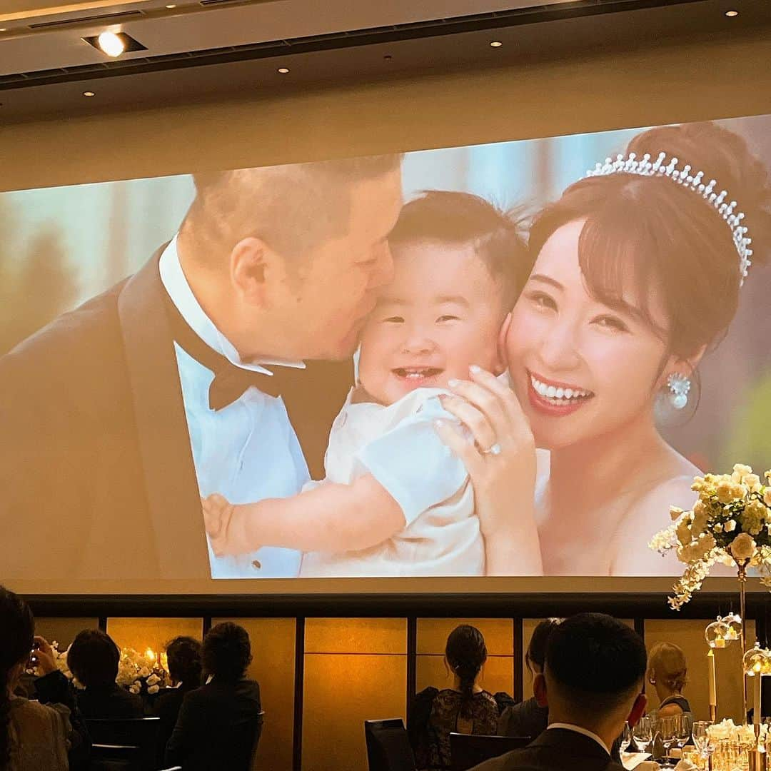 夢咲りおなさんのインスタグラム写真 - (夢咲りおなInstagram)「10.1 東京の友達の結婚式でした💒 なっちゃんとは美容クリニックの同期で入社して仲良くなりました。 なっちゃんは私よりも全然年下で努力家で明るくてみんなに好かれてる女の子でした✨  旦那さんとは初めましてだったけど幸せそうなインスタを見てると私も幸せな気持ちになります🩵  結婚式では時間を間違えてしまって式に参加出来なくて披露宴から他の友達達と合流し、ご祝儀袋には自分の名前でわはなくてなっちゃんの名前を書いてしまうと言うミスまでしてしまいました😥すみません🙇  改めておめでとうだよぉ🥂✨また絶対会おうね✨  #結婚式#ウエディング#東京會舘 #友達が可愛い」10月19日 11時56分 - yumerio0906