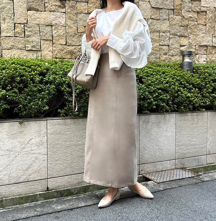 Mode Robeのインスタグラム：「* * NEW item...✔︎ * バックスリットナロースカート/3カラー 【mr5493】 black,beige,ivory * * * #MODEROBE #韓国女優ファッション」