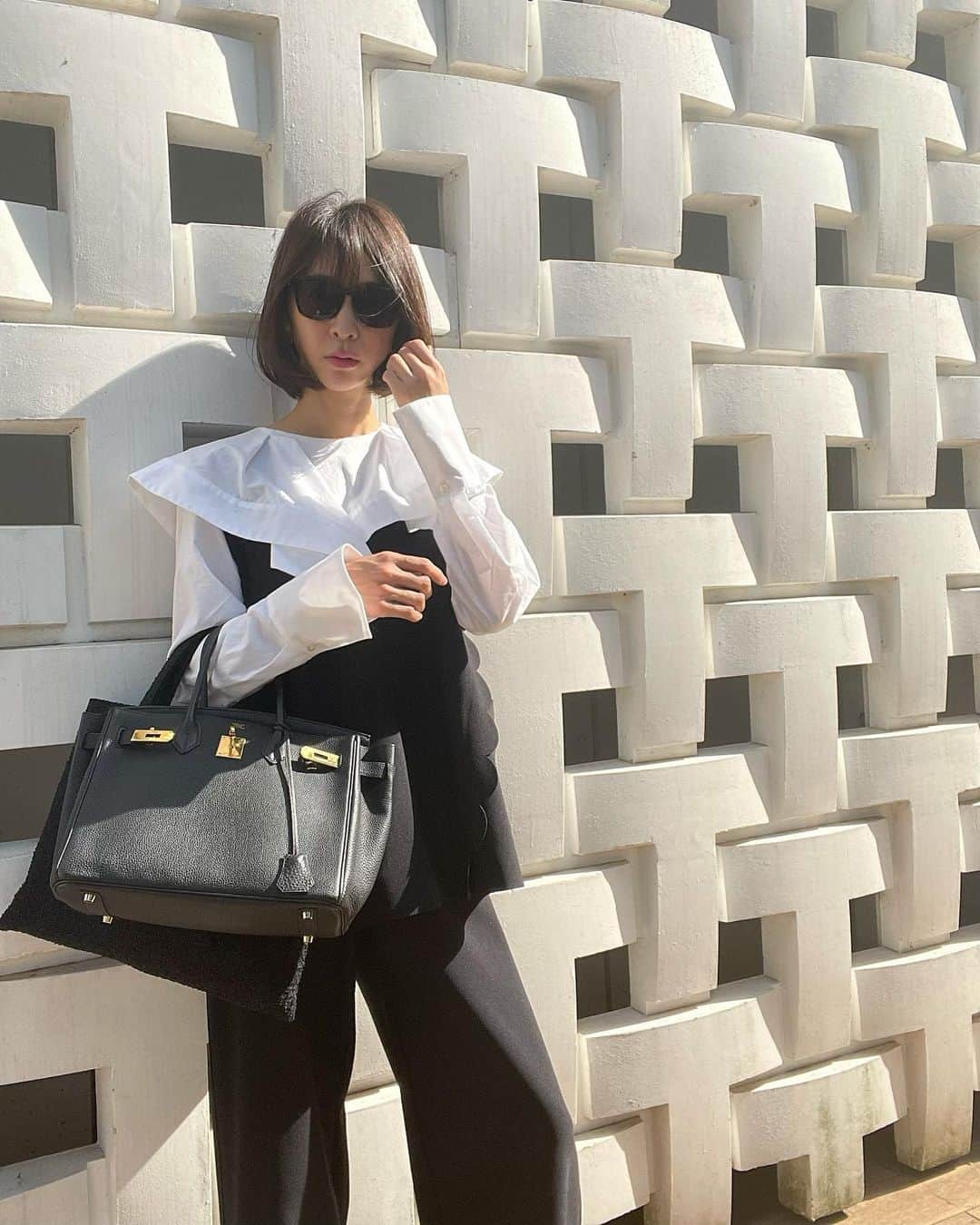 木本泉のインスタグラム：「- 朝からバタバタ💨  早起きしたのに、、、w結局バタバタなのはなぜ？🫣  スカラップベスト、ブラウスに合わせていただいでも可愛いです🕊️  ブーツ履いてみたけど、、、なんか楽じゃない😅 ローヒールに慣れすぎてしまってるよう💭」