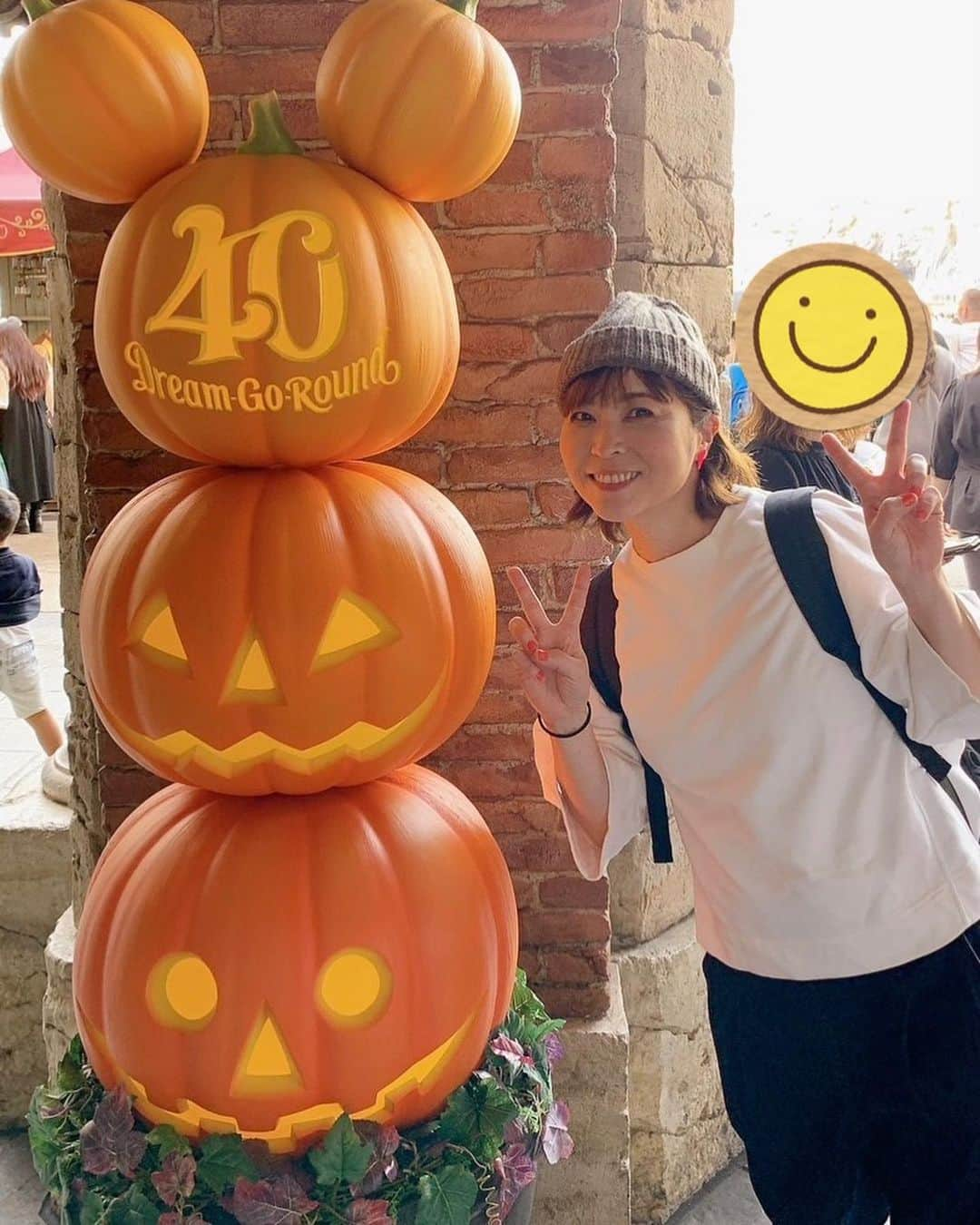 上地春奈さんのインスタグラム写真 - (上地春奈Instagram)「2023年10月19日 11:45  ⭐︎パルナディズニーシーへ行く⭐︎  テーマ：ブログ  先日、でぇーじ久々に、ディズニーシーに行ってきたぁ🤸‍♂️❣️  ハロウィン🎃仕様で、全部可愛かった😍❤️  ルービー🍺飲みながら、まじ、サイコー🤸‍♂️🏋️‍♀️❣️  40周年で、色んなところが映えスポットになってて！ 秋晴れで☀️  まじサイコーだった🫶  夜は夜で😍  全部キャワイイ😍❤️  ミッキーちゃんと、ミニーちゃんが船に乗って出てくるショーは、鬼遠くからしか見れなかったけど🤣😂  遠くからでも、でぇーじ可愛かった😍❣️  ディズニーランドandシーってなんでこんなに楽しいだろうね😆❣️  ずっと幸せだった😆🤣😂❣️ 値段あがったから、行く機会俄然減ってしまったけど🤣😂  TOKYOに居るなら、年に1回は、行かNight‼️とパルナは思いました🥋押忍‼️  ミッキーちゃん🫶ミニーちゃん🫶  また会いに行くから待っててね🛼💕  パルちゃん眩しかったんだね🧚‍♀️  色々凄いね❤️  #上地春奈 #夢の国ディズニーシーに行く #開演から閉園まで幸せパラダイス😍❤️」10月19日 11時54分 - uechi_haruna