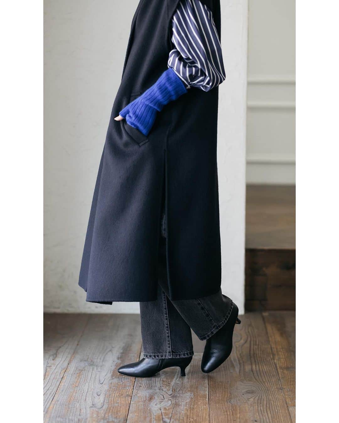 JOURNAL STANDARDさんのインスタグラム写真 - (JOURNAL STANDARDInstagram)「秋から冬と長く使える「ロングジレ」  長そで1枚で心地いい季節。 そんな秋晴れの日に着たいロングジレが登場。  ——————————  ■ウールリバーミリタリーロングジレ ¥31,900 tax included No.23011400505030  ■CPポプリンターンナップカフシャツ ¥17,600 tax included No.23050400905030  ■別注【LEVI’S(R)/リーバイス(R)】501(R)90S SMU FULL：フルレングス ¥15,400 tax included No.23030410000630  ■【REMME/レメ】ヒールブーティー ¥19,800 tax included No.23093410005730  ■【WILLIAM BRUNTON/ウィリアム ブラントン】CASHMERE リブアームウォーマー ¥9,900 tax included No.23090410000130  ——————————  @baycrews  ——————————  #baycrews #baycrewsstore #journalstandardladies #journalstandard #2023autumn #autumn #ジャーナルスタンダード #レディースファッション #ベイクルーズ #大人コーデ #秋コーデ #秋物 #秋服 #大人コーデ#30代コーデ#40代コーデ#ジレ#ジレコーデ#シャツ#シャツコーデ#リーバイス#デニムコーデ#ヒール#ブーティー#アームウォーマー」10月19日 12時04分 - journalstandard.jp