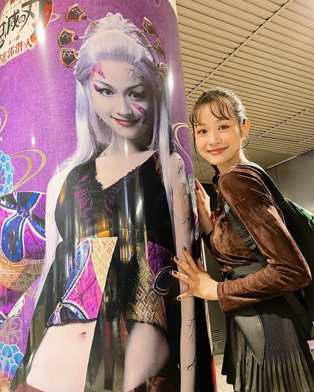 莉奈のインスタグラム：「⁡ 舞台「鬼滅の刃」其ノ肆 遊郭潜入 渋谷駅の柱巻広告に見に行けました♡ 10/22(日)までの展開です。みなさまも是非♡ ⁡ そして約束していた10年前の写真も🫣 姫は姫でも、10年で180°違う姫になりました🤣！笑 ⁡ ⁡ 堕姫はあたしがこれまで表現したい！と思ったあらゆるものが詰まっているキャラクターな気がします。本当に愛おしい。 ⁡ より一層気合いを入れて稽古頑張ります🔥 ⁡ ⁡ みんな観にきてねー！ ⁡ #舞台 #鬼滅の刃 #舞台鬼滅の刃 #堕姫 #妓夫太郎 #DemonSlayer #Daki #Gyutaro」
