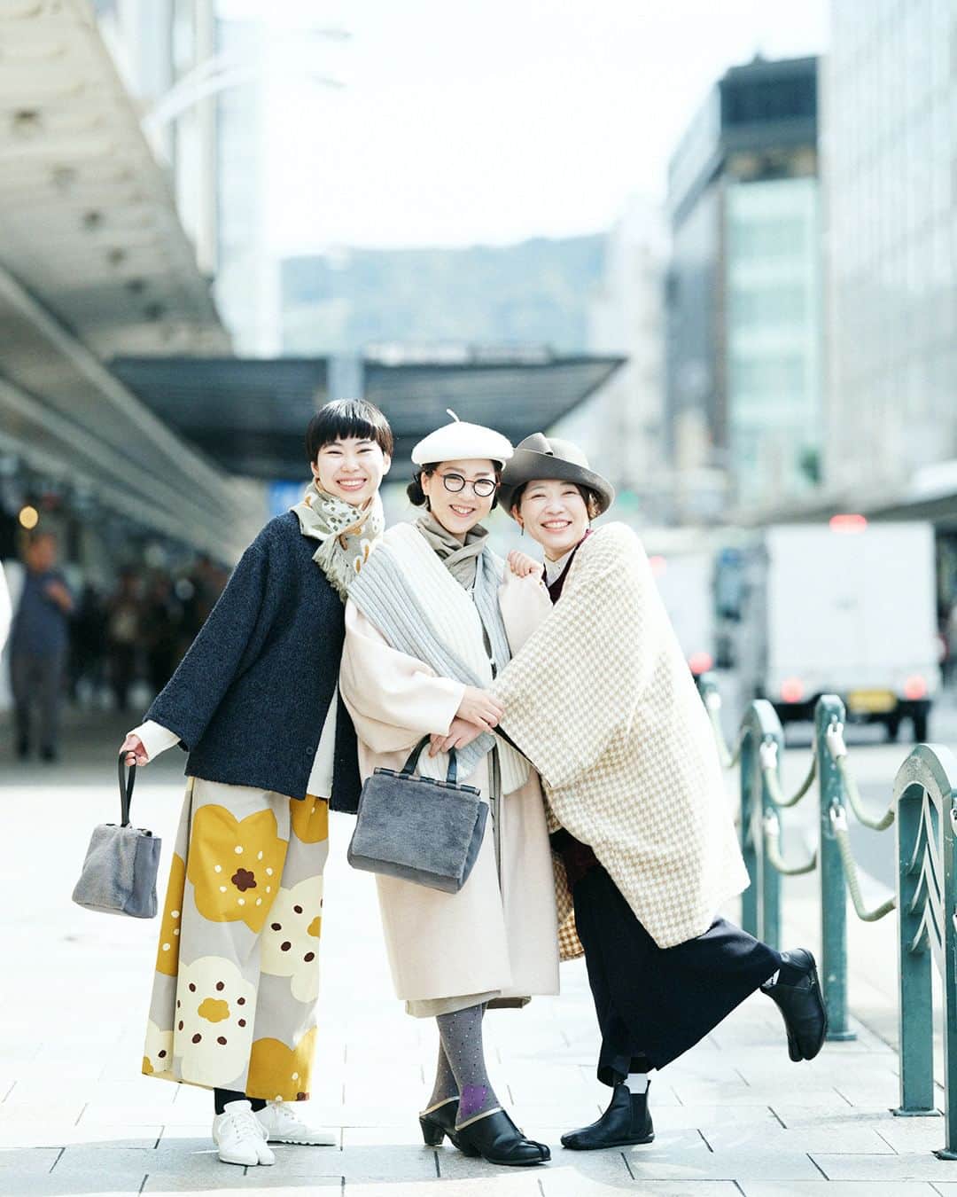 SOU・SOUさんのインスタグラム写真 - (SOU・SOUInstagram)「＼本日より／SOU・SOU冬の新作、先行予約スタート - - - - - - - - - - - -  本日19日より冬の新作アイテム、『 冬のよそおい 』の予約販売開始！  カシミヤ、ウール、裏ボアニットなどの上質な冬素材で、ぬくもりをプラスした自由で楽しい和装を作りました。彩り豊かでポップなテキスタイルデザインは、まとうだけで明るい気分に。落ち着きがちな寒い時期のコーディネートをぱっと華やかに仕上げてくれますよ。  心も体もあたたかくなる冬の装いのご提案。ぜひお楽しみくださいませ◎（ハルナ）  - - - - - - - - - - - -  ■予約期間：2023年10月19日(木)正午～31日（火）13時まで  ■特典：商品合計12,000円ご予約毎に『SOU・SOU 輪島漆塗おてもと』1点進呈 (※ご注文1件につき上限3点／※全3色展開、色指定不可)  - - - - - - - - - - - -  #sousou #sousoukyoto #sousoukyoto #sousou_kabukimono #服 #冬服 #冬 #新作 #ファッション #コーディネート #和服 #和装 #和装コーデ #coordinate #fashion #京都 #京都観光 #kyoto #japan #日々の暮らし #暮らしを楽しむ #暮らし #日用品 #箸 #cutlery」10月19日 12時00分 - sousoukyoto