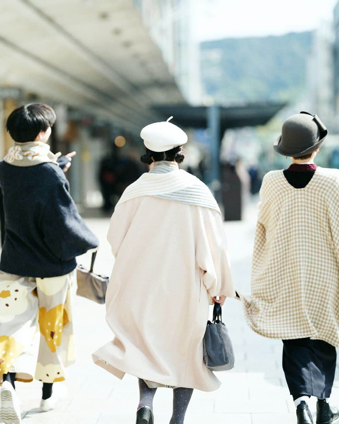 SOU・SOUさんのインスタグラム写真 - (SOU・SOUInstagram)「＼本日より／SOU・SOU冬の新作、先行予約スタート - - - - - - - - - - - -  本日19日より冬の新作アイテム、『 冬のよそおい 』の予約販売開始！  カシミヤ、ウール、裏ボアニットなどの上質な冬素材で、ぬくもりをプラスした自由で楽しい和装を作りました。彩り豊かでポップなテキスタイルデザインは、まとうだけで明るい気分に。落ち着きがちな寒い時期のコーディネートをぱっと華やかに仕上げてくれますよ。  心も体もあたたかくなる冬の装いのご提案。ぜひお楽しみくださいませ◎（ハルナ）  - - - - - - - - - - - -  ■予約期間：2023年10月19日(木)正午～31日（火）13時まで  ■特典：商品合計12,000円ご予約毎に『SOU・SOU 輪島漆塗おてもと』1点進呈 (※ご注文1件につき上限3点／※全3色展開、色指定不可)  - - - - - - - - - - - -  #sousou #sousoukyoto #sousoukyoto #sousou_kabukimono #服 #冬服 #冬 #新作 #ファッション #コーディネート #和服 #和装 #和装コーデ #coordinate #fashion #京都 #京都観光 #kyoto #japan #日々の暮らし #暮らしを楽しむ #暮らし #日用品 #箸 #cutlery」10月19日 12時00分 - sousoukyoto