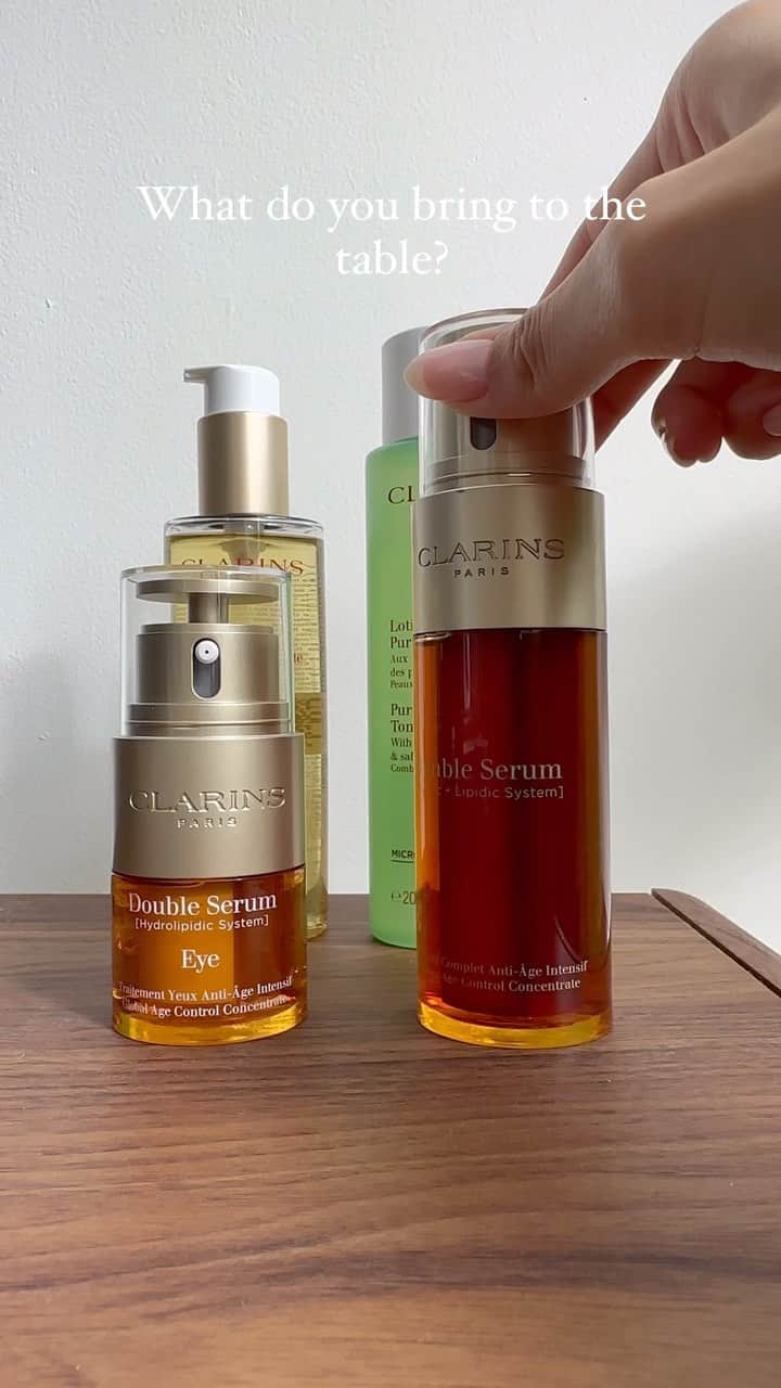 CLARINSのインスタグラム：「All the skincare goods. What’s in your routine?  #clarins #skincareroutine #skincaremusthaves #whatdoyoubringtothetable #doubleserum」