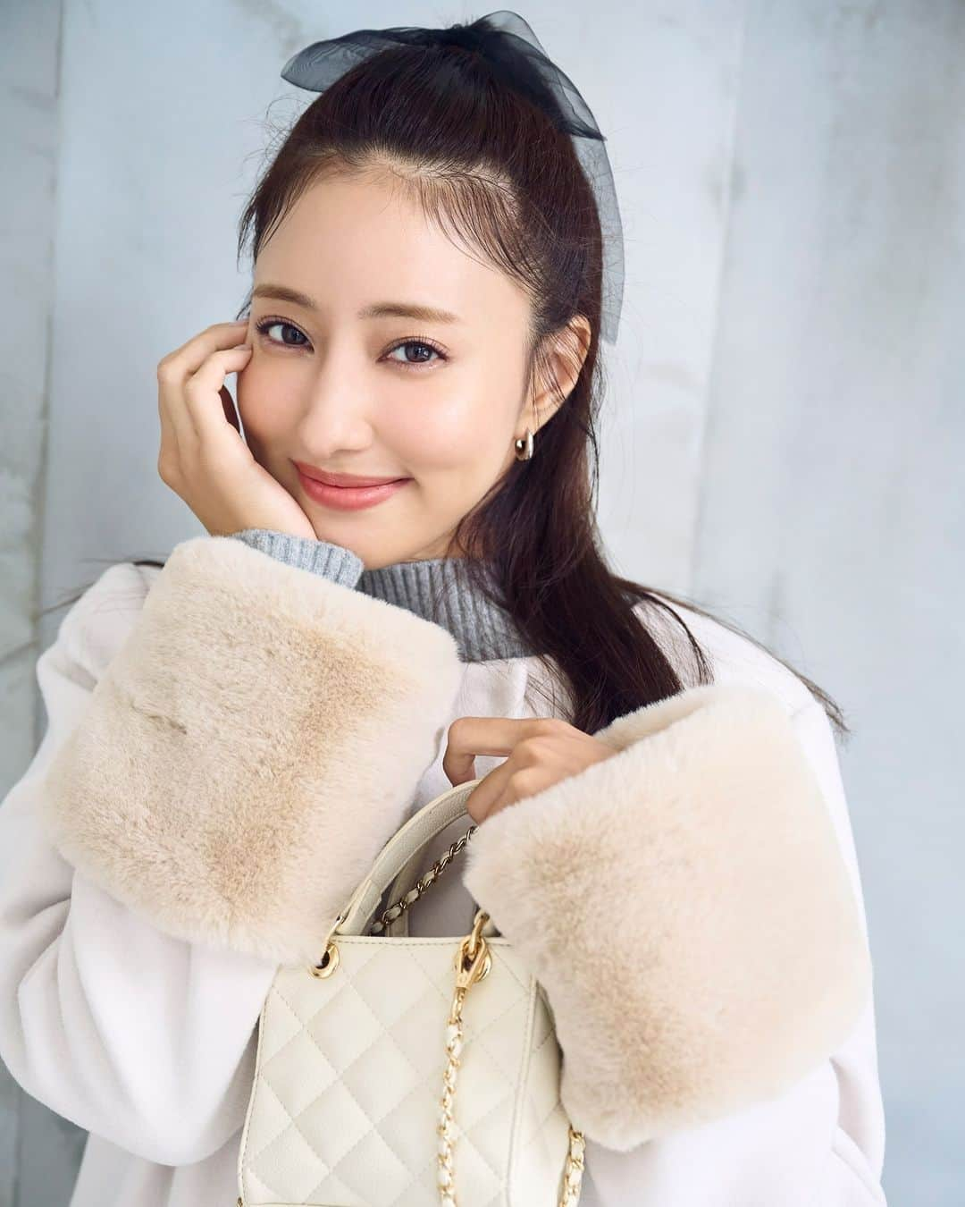 NATURAL BEAUTY BASICさんのインスタグラム写真 - (NATURAL BEAUTY BASICInstagram)「Sister's Outer Look  愛甲千笑美さんと、ひかりさんの姉妹共演で贈る、 NBBのアウターコレクション。2人が着こなす、 レディでドラマチックなコートStyleは必見です♡  ＜Hikari 155cm＞  ■フェイクファースリーブノーカラーコート(PSサイズ着用) ¥26,950 tax in size:S/M/PS color:クロ/オフベージュ/モカ #0173252051  ■ボレロレイヤードニット ¥9,460 tax in size:FR color:オフ/グレー/ライラック #0173270054  ＜Chiemi 166cm＞  ■フェイクファースリーブノーカラーコート(Mサイズ着用) ¥26,950 tax in size:S/M/PS color:クロ/オフベージュ/モカ #0173252051  ■ボレロレイヤードニット ¥9,460 tax in size:FR color:オフ/グレー/ライラック #0173270054  ---------------------------------  愛甲千笑美さんと、ひかりさんの姉妹共演で贈る、 NBBのアウターコレクション。 ボリュームファーが印象的なノーカラーコート、 こなれ感たっぷりのショールカラーコートetc.2人が着こなす、 レディでドラマチックなコートStyleは必見。 Sサイズさんでもバランスのいいスタイリングが叶う、 ひかりさん着用のpetit size collectionにも注目です。  詳しくはプロフィールのURLから webカタログをぜひチェックしてみてください♪  #愛甲千笑美 さん #愛甲ひかり さん #姉妹コーデ #リンクコーデ #双子コーデ #ファーコート #デザインコート #小柄さん  #秋コーデ #アウター #コート #ミニスカート #お出かけコーデ #オフィスコーデ #オフィスカジュアル #通勤コーデ #大人可愛い #着回しコーデ #きれいめカジュアル #ベーシックコーデ #ベーシック #ナチュラルコーデ #トレンドスタイル #シンプルコーデ #ナチュラルビューティーベーシック #naturalbeautybasic」10月19日 12時00分 - naturalbeautybasic_official