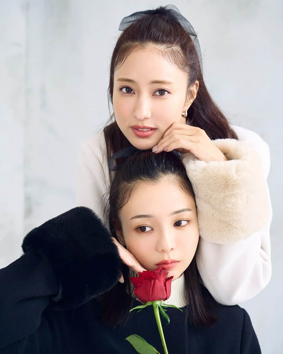 NATURAL BEAUTY BASICさんのインスタグラム写真 - (NATURAL BEAUTY BASICInstagram)「Sister's Outer Look  愛甲千笑美さんと、ひかりさんの姉妹共演で贈る、 NBBのアウターコレクション。2人が着こなす、 レディでドラマチックなコートStyleは必見です♡  ＜Hikari 155cm＞  ■フェイクファースリーブノーカラーコート(PSサイズ着用) ¥26,950 tax in size:S/M/PS color:クロ/オフベージュ/モカ #0173252051  ■ボレロレイヤードニット ¥9,460 tax in size:FR color:オフ/グレー/ライラック #0173270054  ＜Chiemi 166cm＞  ■フェイクファースリーブノーカラーコート(Mサイズ着用) ¥26,950 tax in size:S/M/PS color:クロ/オフベージュ/モカ #0173252051  ■ボレロレイヤードニット ¥9,460 tax in size:FR color:オフ/グレー/ライラック #0173270054  ---------------------------------  愛甲千笑美さんと、ひかりさんの姉妹共演で贈る、 NBBのアウターコレクション。 ボリュームファーが印象的なノーカラーコート、 こなれ感たっぷりのショールカラーコートetc.2人が着こなす、 レディでドラマチックなコートStyleは必見。 Sサイズさんでもバランスのいいスタイリングが叶う、 ひかりさん着用のpetit size collectionにも注目です。  詳しくはプロフィールのURLから webカタログをぜひチェックしてみてください♪  #愛甲千笑美 さん #愛甲ひかり さん #姉妹コーデ #リンクコーデ #双子コーデ #ファーコート #デザインコート #小柄さん  #秋コーデ #アウター #コート #ミニスカート #お出かけコーデ #オフィスコーデ #オフィスカジュアル #通勤コーデ #大人可愛い #着回しコーデ #きれいめカジュアル #ベーシックコーデ #ベーシック #ナチュラルコーデ #トレンドスタイル #シンプルコーデ #ナチュラルビューティーベーシック #naturalbeautybasic」10月19日 12時00分 - naturalbeautybasic_official