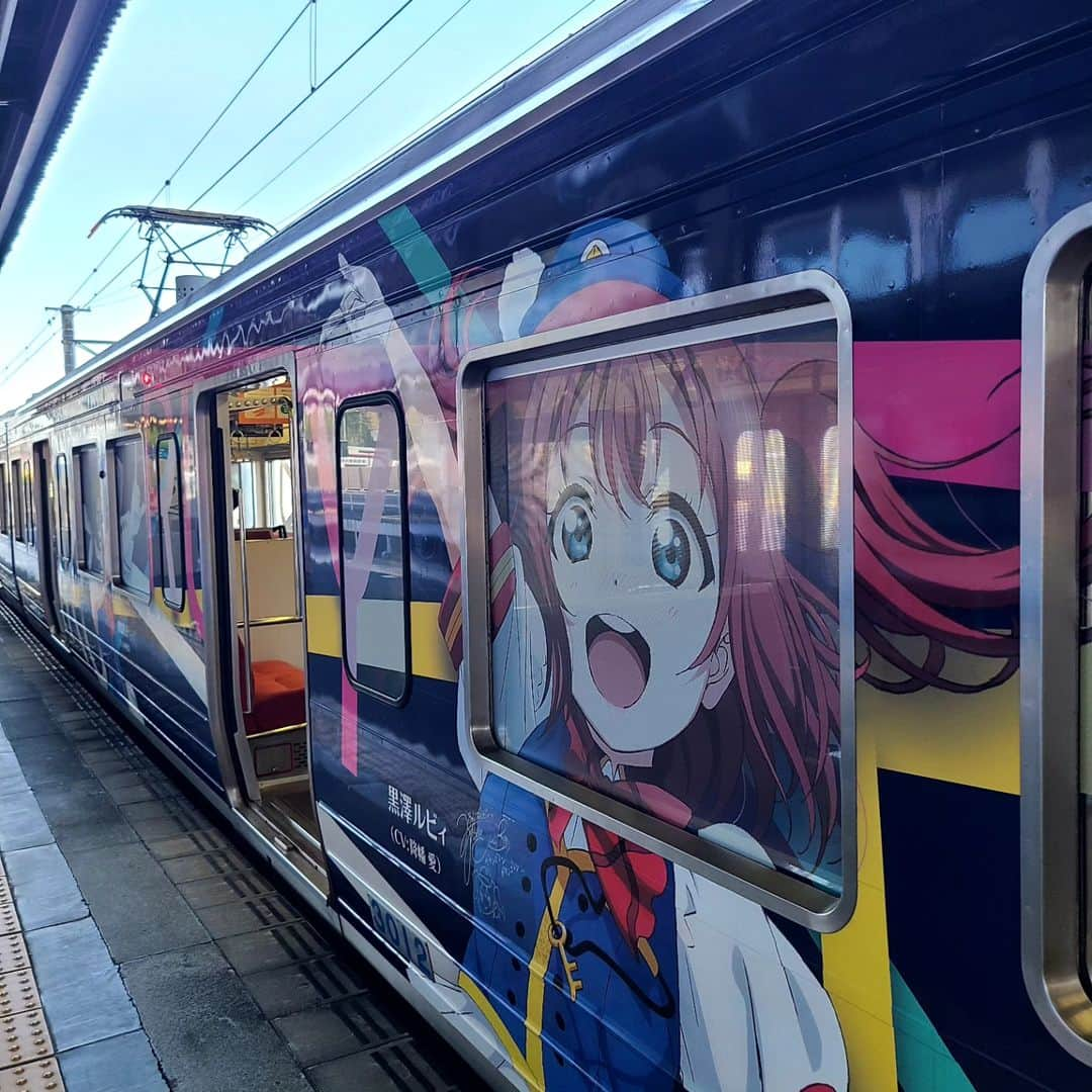 神取忍のインスタグラム：「伊豆箱根鉄道×ラブライブ ラッピング電車に乗ってみましたー 三島から修善寺に行くのは いつも車なのですが、 出発時間が1111並びなので 初めて乗りましたー(^^) 大好きな場所で打ち合わせでしたが 着々と進んますよ、 報告を楽しみにしてて下さいね(^^) #伊豆箱根鉄道 #ラブライヴ #ラッピング電車  #出発  #修善寺  #プロレス #神取忍」