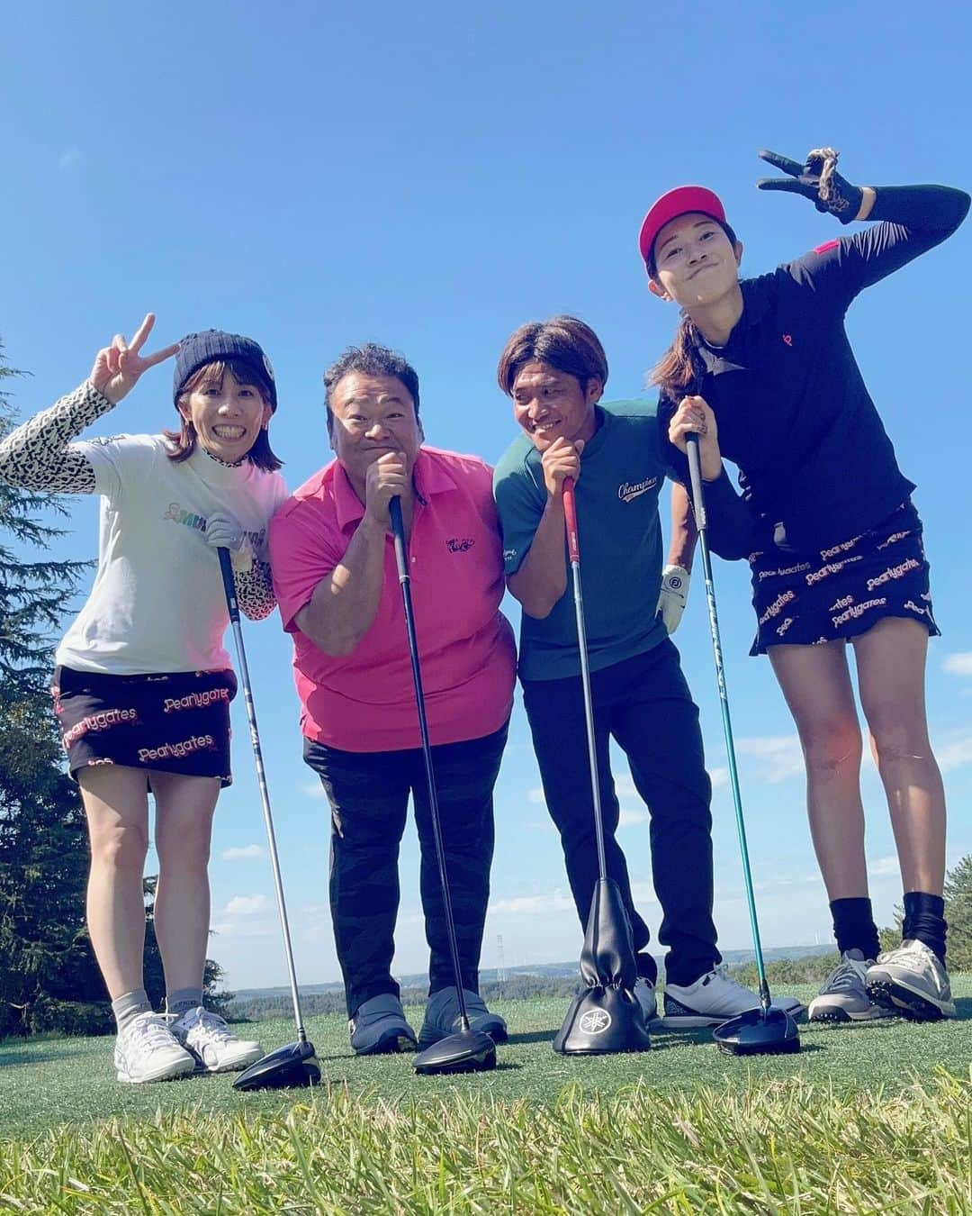 大久保嘉人のインスタグラム：「どすこい3人組with舞子でゴルフ⛳️  たまたま隣のスタートホールでコンペをやってて、総勢30名ほどの皆さんに見られながらのティーショット🤣 本当に緊張した🤣  沙保里さんとお揃いのスカートは @pearlygates_official です🖤🩷 ・ #pearlygates #パーリーゲイツ #🖤 #🩷 #noppomaikogolf」