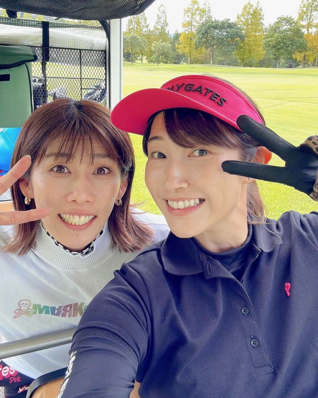 大久保嘉人さんのインスタグラム写真 - (大久保嘉人Instagram)「どすこい3人組with舞子でゴルフ⛳️  たまたま隣のスタートホールでコンペをやってて、総勢30名ほどの皆さんに見られながらのティーショット🤣 本当に緊張した🤣  沙保里さんとお揃いのスカートは @pearlygates_official です🖤🩷 ・ #pearlygates #パーリーゲイツ #🖤 #🩷 #noppomaikogolf」10月19日 12時01分 - yoshito13