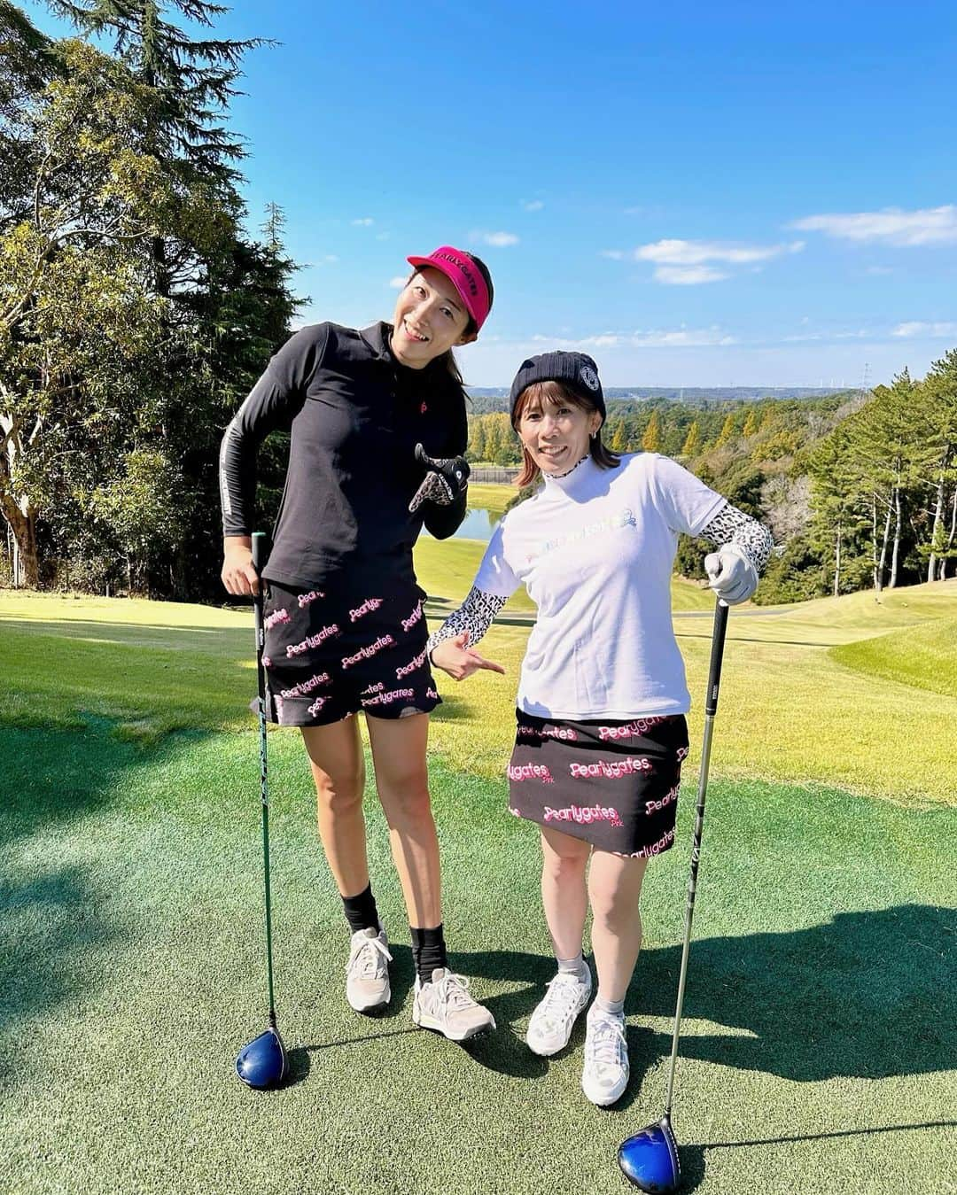 大久保嘉人さんのインスタグラム写真 - (大久保嘉人Instagram)「どすこい3人組with舞子でゴルフ⛳️  たまたま隣のスタートホールでコンペをやってて、総勢30名ほどの皆さんに見られながらのティーショット🤣 本当に緊張した🤣  沙保里さんとお揃いのスカートは @pearlygates_official です🖤🩷 ・ #pearlygates #パーリーゲイツ #🖤 #🩷 #noppomaikogolf」10月19日 12時01分 - yoshito13