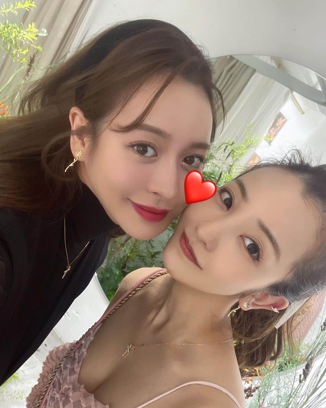 野崎萌香のインスタグラム：「受注会初日の金曜日にゆるりときてくれた皆様🫶  ありがとうございました💎🫶🩷  天使を産んでママになってもレベルアップしてますます可愛いともと 久しぶりに☺️❤️😊  2人で新作のお花のピアスとクロスのネックレスつけてみたよ🌼  このお花と茎の部分はセパレートになっているので 3wayでつけられるよ💫  こちら、可愛い！ほしい！と沢山メッセージ頂いたのですが、 今回が初お披露目になり、 まだ新作でホームページからの購入ができないので 気になる方、購入したい方は @pensees_jewelry に直接メッセージをください🐈🪽  ともはコパンの一粒のイヤカフをオーダーしてくれました💎  そしてセンス抜群でいつお会いしてもチャーミングで本当に おしゃれな桶田ご夫妻にも会えました☺️💝  #jewelry #ootd #fashon」