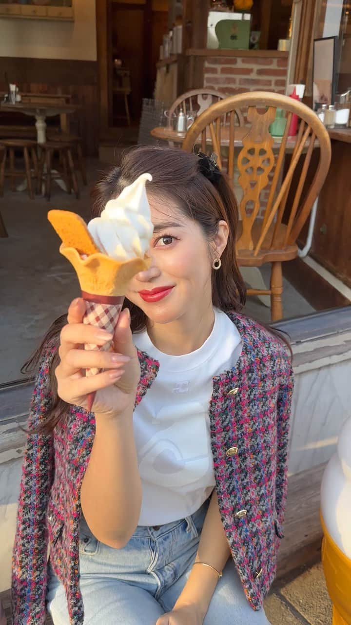 のインスタグラム：「ソフトクリーム美味しかった🍦❤️ @neuf.c1212 のマツパに行って、まつげ復活✨ ビューラーよりまつげパーマ派です🫶  jacket @sandroparis  t-shirt @courreges  denim @searoomlynn_official  bag @hermes  shoes @prada」
