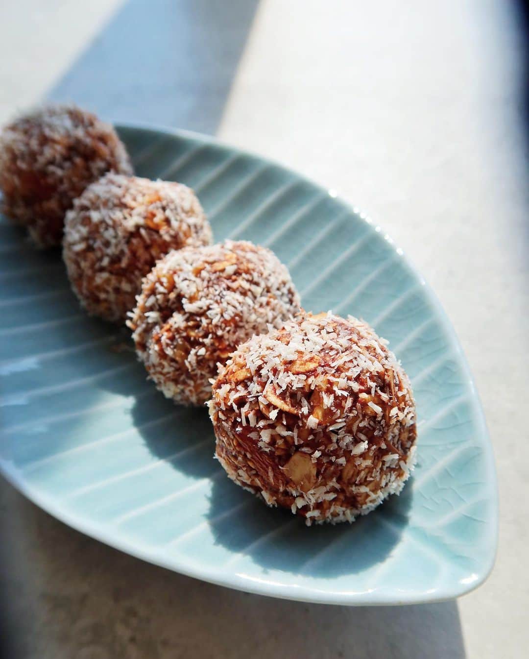 Atsushiのインスタグラム：「. . 5分で作れる簡単ヘルシースイーツ。 『オートミールナッツチョコボール』  タンパク質、食物繊維、抗酸化成分がたっぷりと摂れます。 発酵食品の甘酒、オリゴ糖が豊富なはちみつで腸活にも💯💯💯 ダイエット、エイジングケア、体づくりに🫶  <材料4個分> ☆オートミール60g ☆アーモンド、くるみ各10粒 ★甘酒、ローカカオパウダー各大さじ2  ★はちみつ、ココナッツオイル各大さじ1 ★塩少々  ココナッツフレーク少々（あれば）  <作り方>  ①アーモンド、クルミを包丁で刻む。 ②全ての材料を混ぜ合わせる。 ③四等分にして丸く形を整える。 ④あればココナッツフレークをまぶす。  そのまま食べても、 冷蔵庫で冷やして少し固くして 食べても美味しいです！  Easy healthy sweets in 5 minutes! “Oatmeal Nuts Chocolate Ball”  Rich in protein, dietary fiber, and antioxidant ingredients  <4  balls ingredients> ☆60g of oatmeal ☆10 each of almonds and walnuts ★2 tablespoons each of amazake and raw cacao powder  ★1 tablespoon each of honey and coconut oil ★A little salt A few coconut flakes (if you have them)  <How to make> ①Chop the almonds and walnuts. ② Mix all ingredients. ③ Divide into quarters and shape into rounds. ④ Sprinkle with coconut flakes if you have them.  Even if you eat it as is, Chill in the refrigerator to harden slightly Delicious to eat!!!  #atsushikitchen #腸活レシピ  #オートミールレシピ #美腸レシピ  #oatmealrecipe #proteinballs」