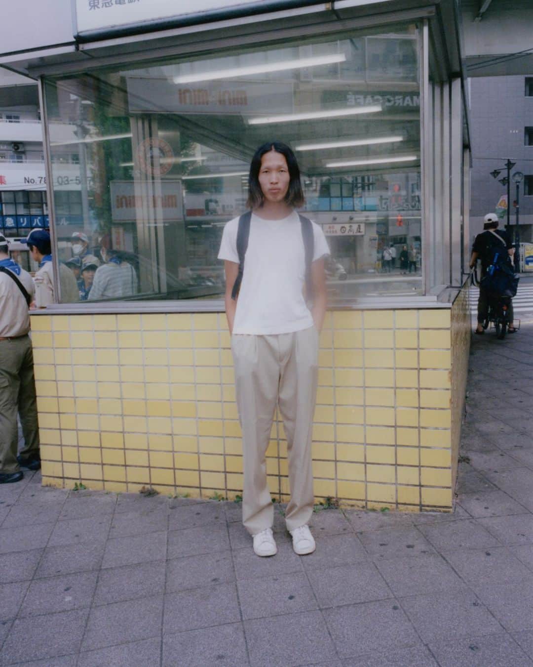 Droptokyoのインスタグラム：「アサダモカ／スタイリストアシスタント  Tシャツ／#bottegaveneta  パンツ／#auralee  シューズ／#adidas   #droptokyo #streetsnap #fashion #ストリートスナップ」